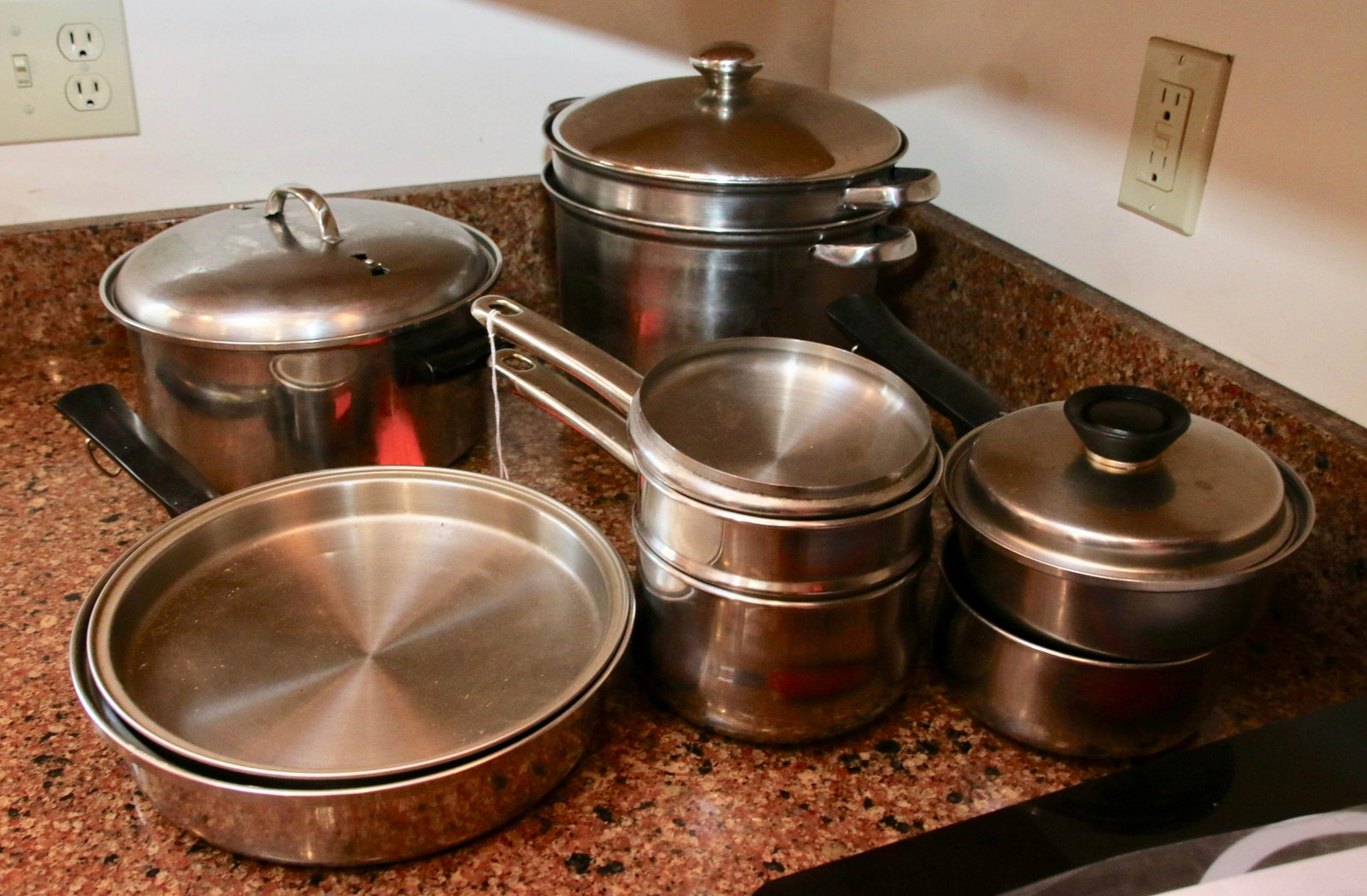 POTS AND PANS LOT: (7) POTS AND PANS WITH LIDS INCLUDING - SAUCE POTS, DOUBLE BOILER, AND MORE