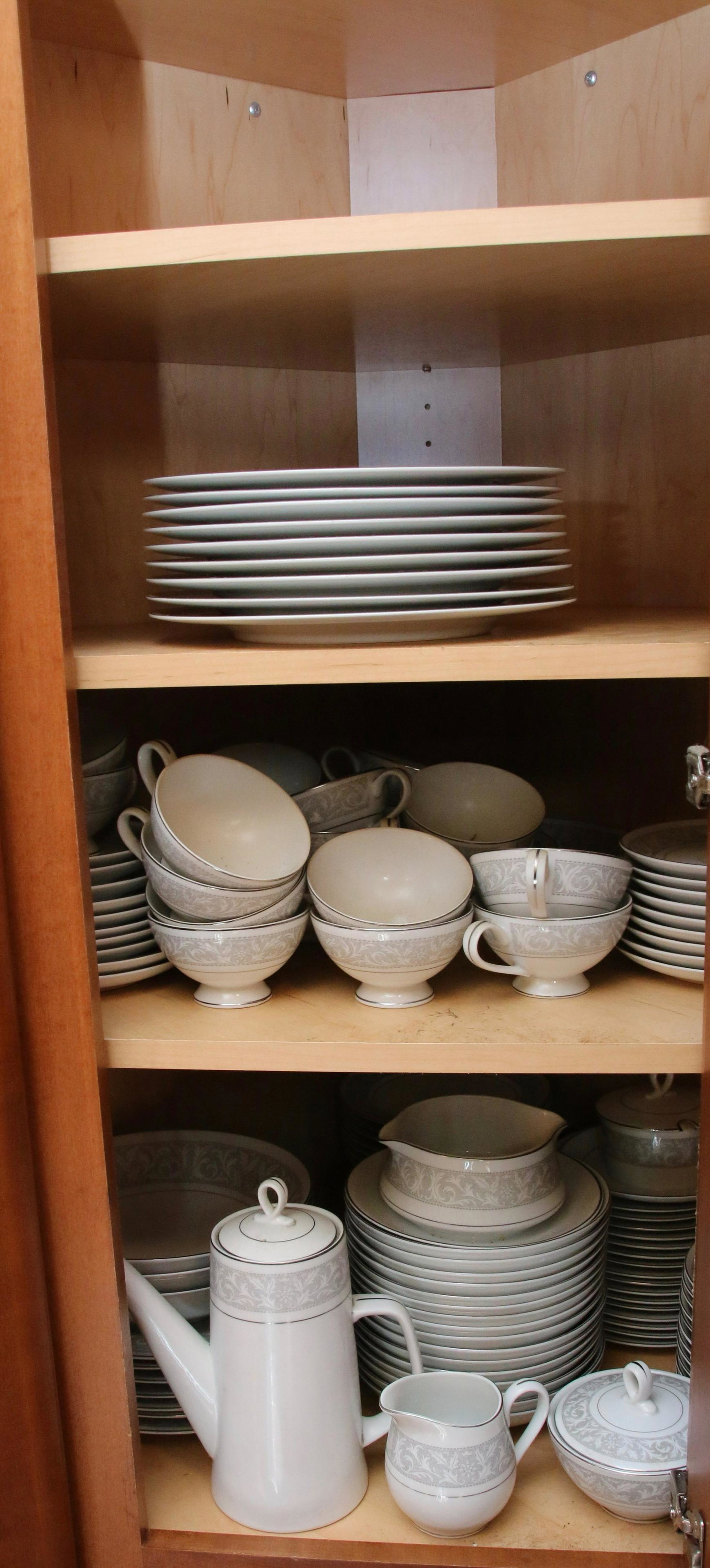 IMPERIAL CHINA SET: LOT OF 90 PLUS PIECES WITH COFFEE SERVICE, DINNER PLATES, AND SERVING PIECES