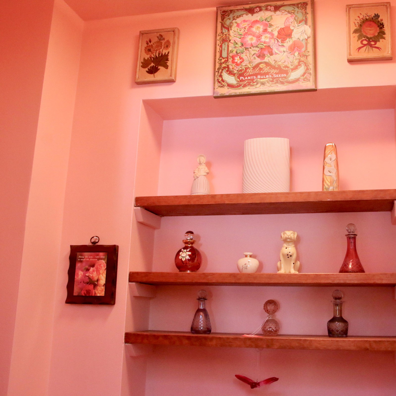 CONTENTS OF POWDER ROOM: WALL PLAQUES, DRESSER BOTTLES, VASES, FIGURES, AND MORE