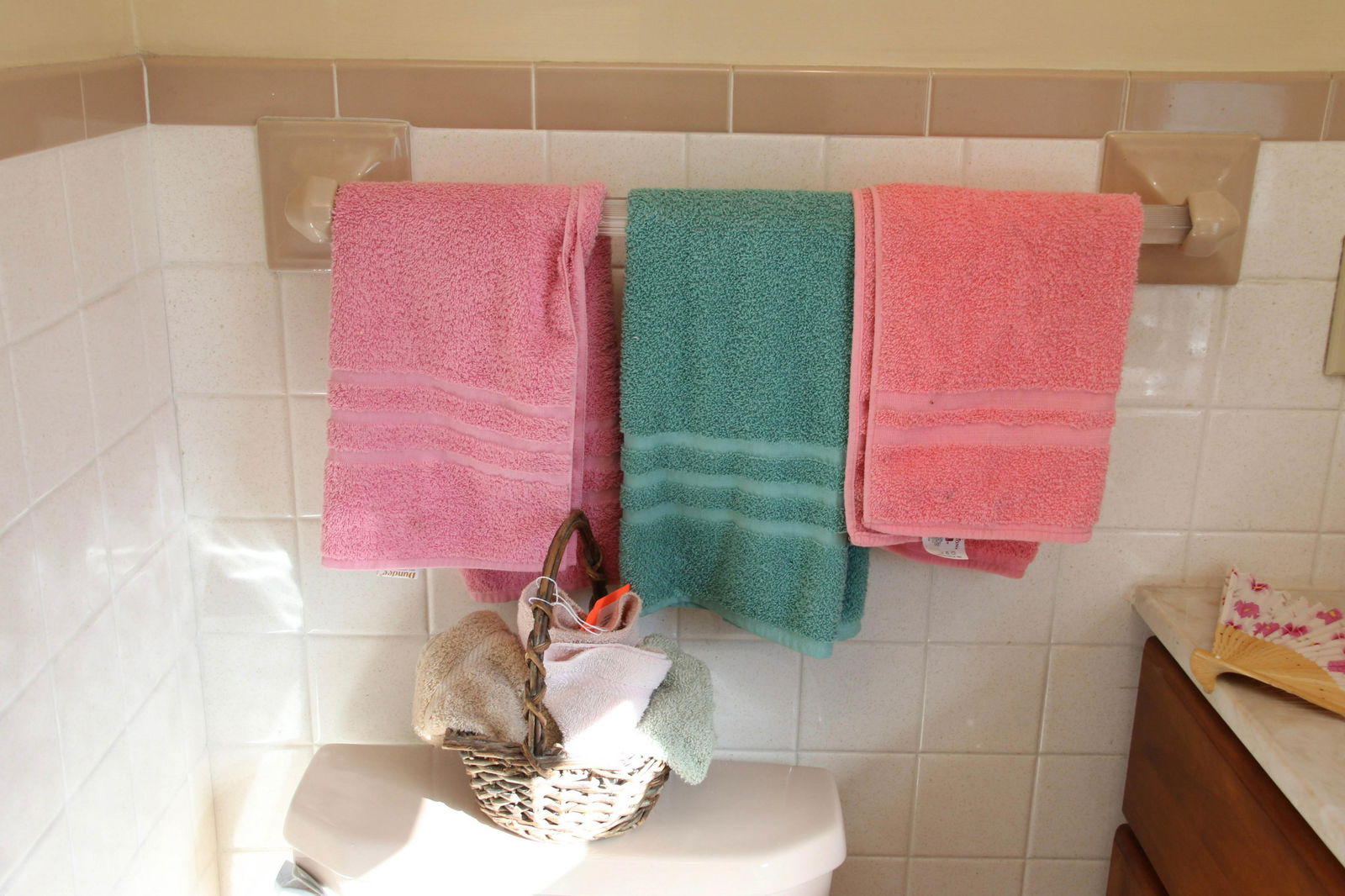 CONTENTS OF BATHROOM WALLS AND TOWELS (1 of 7)