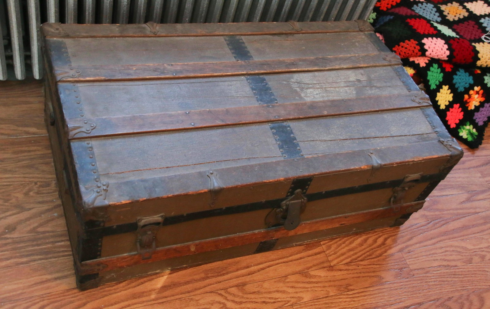 WOODEN TRUNK AND CONTENTS: LOT CONTAINS LIFT LID TRUNK AND DRY GOODS