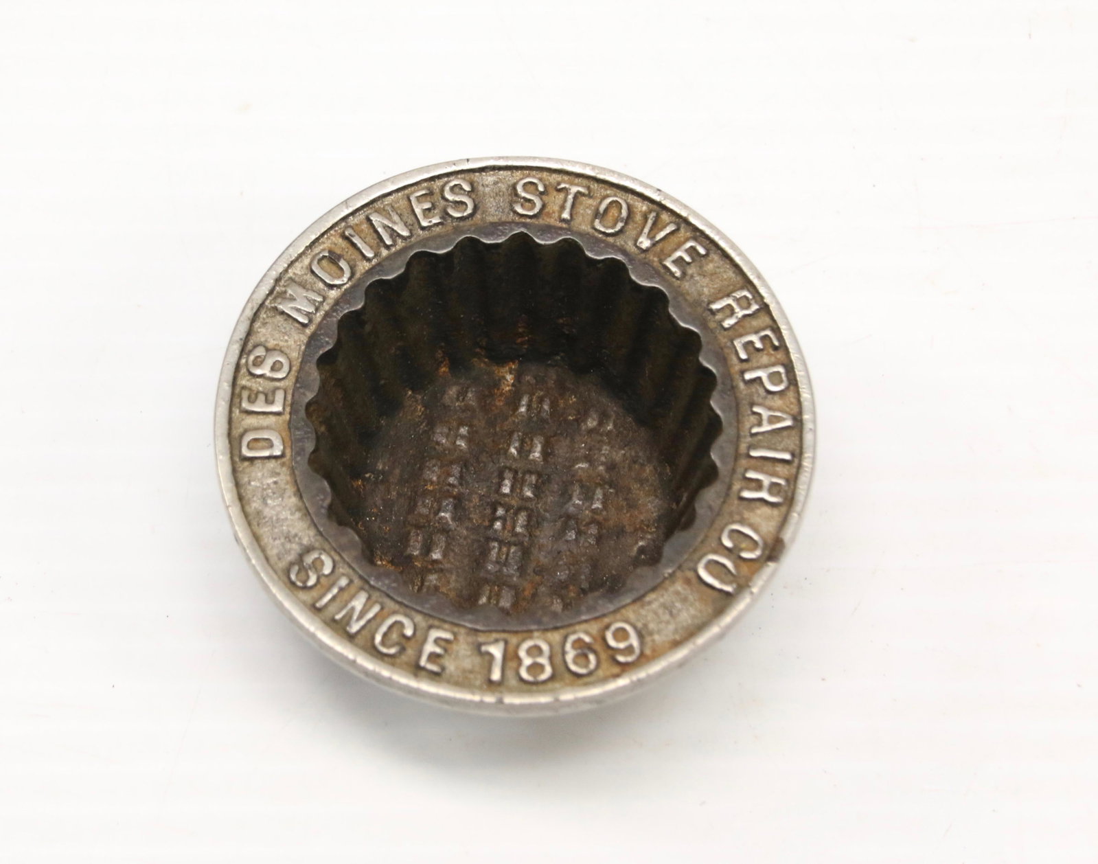 ADVERTISING PAPER WEIGHT: 19TH CENTURY CAST METAL ADVERTISING PAPERWEIGHT - DES MOINES STOVE REPAIR CO. - SINCE 1869 - "A POT AND CRATE FOR EVERY MAKE" Dimensions: 1 1/2" X 3"