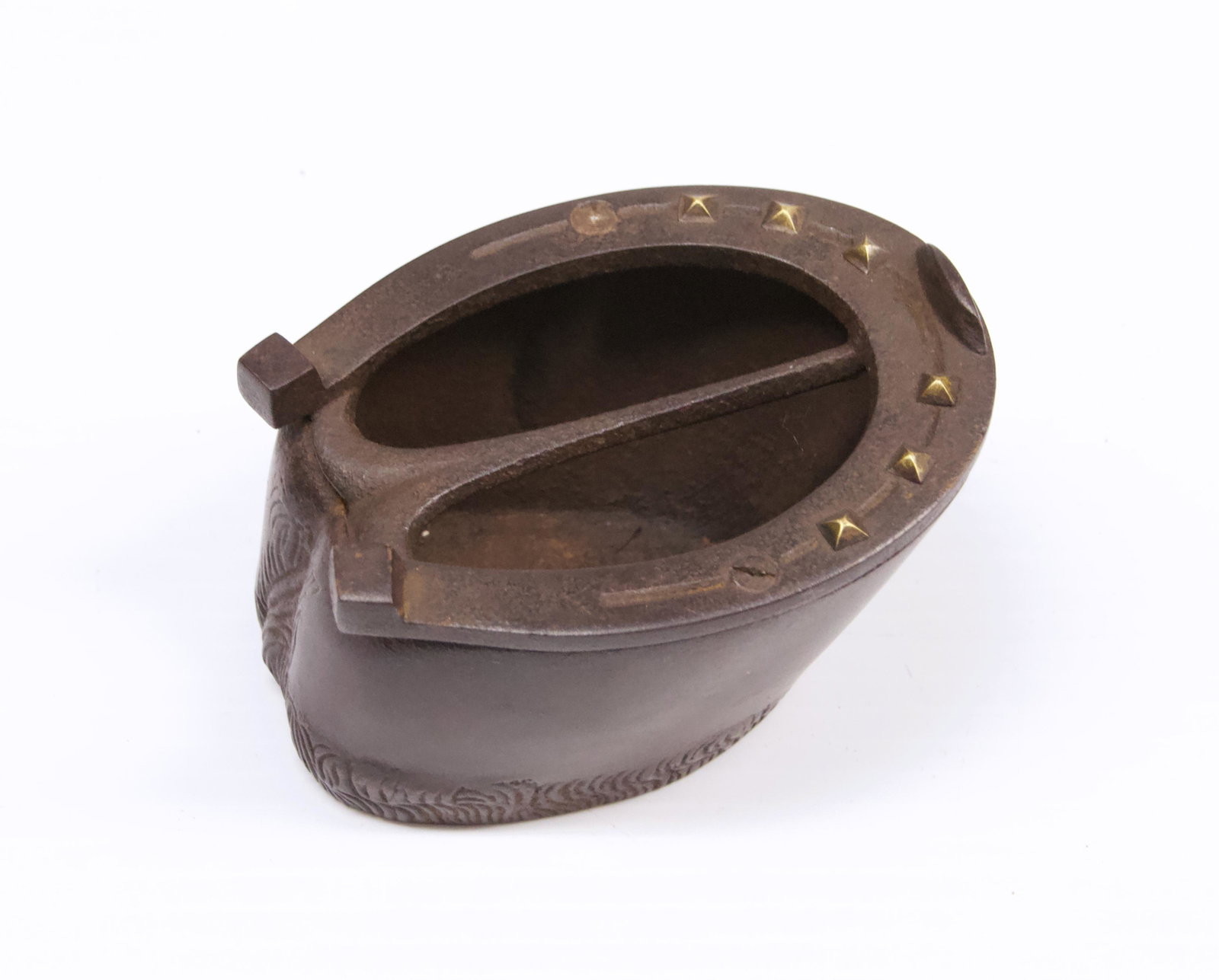 19TH CENTURY PENNSYLVANIA ASHTRAY: IN THE FORM OF A HORSE HOOF WITH BRASS ACCENTS Dimensions: 3 1/2" X 2"