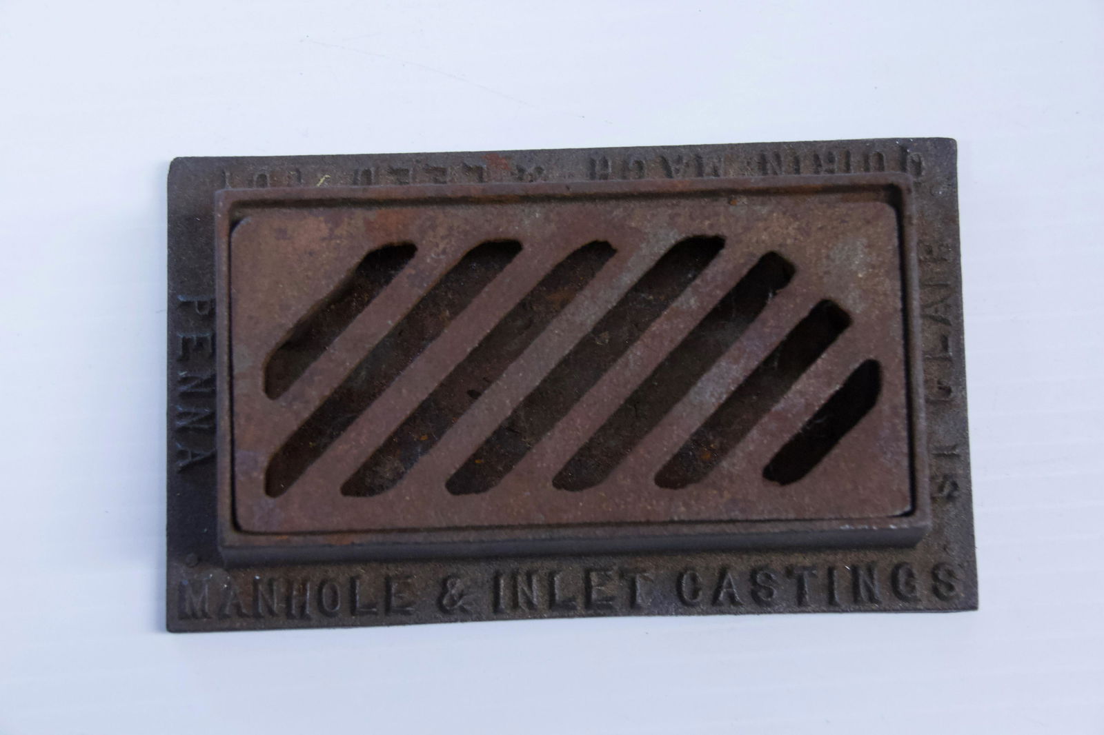 CAST IRON ADVERTISING ASHTRAY: QUIRIN MACHINE AND LEED FOUNDRY. ST.CLAIR, PA Dimensions: 3 1/4" X 5 1/4"
