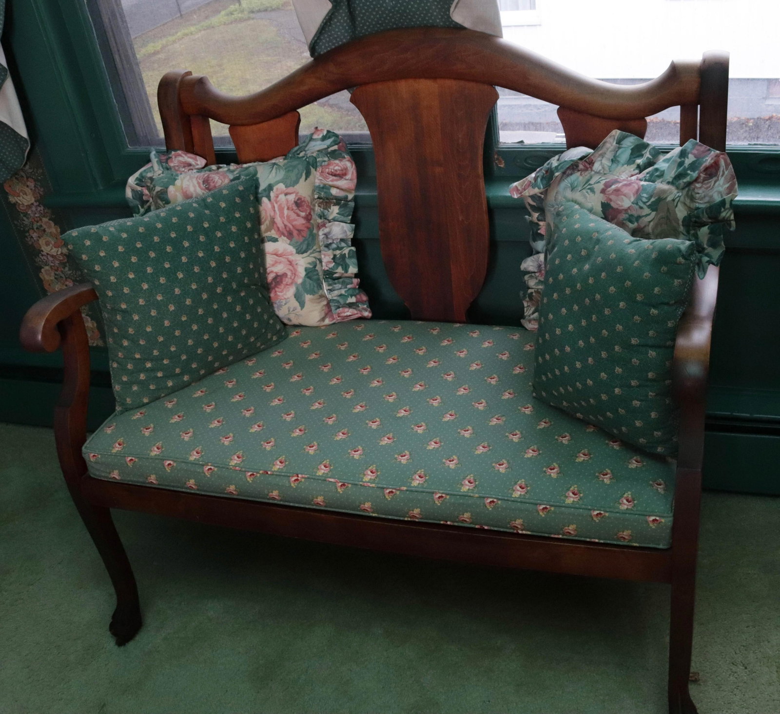 MAHOGANY SETTEE: CUSHION SEAT WITH 4 PILLOWS SIZE: 38" X 42" X 22"
