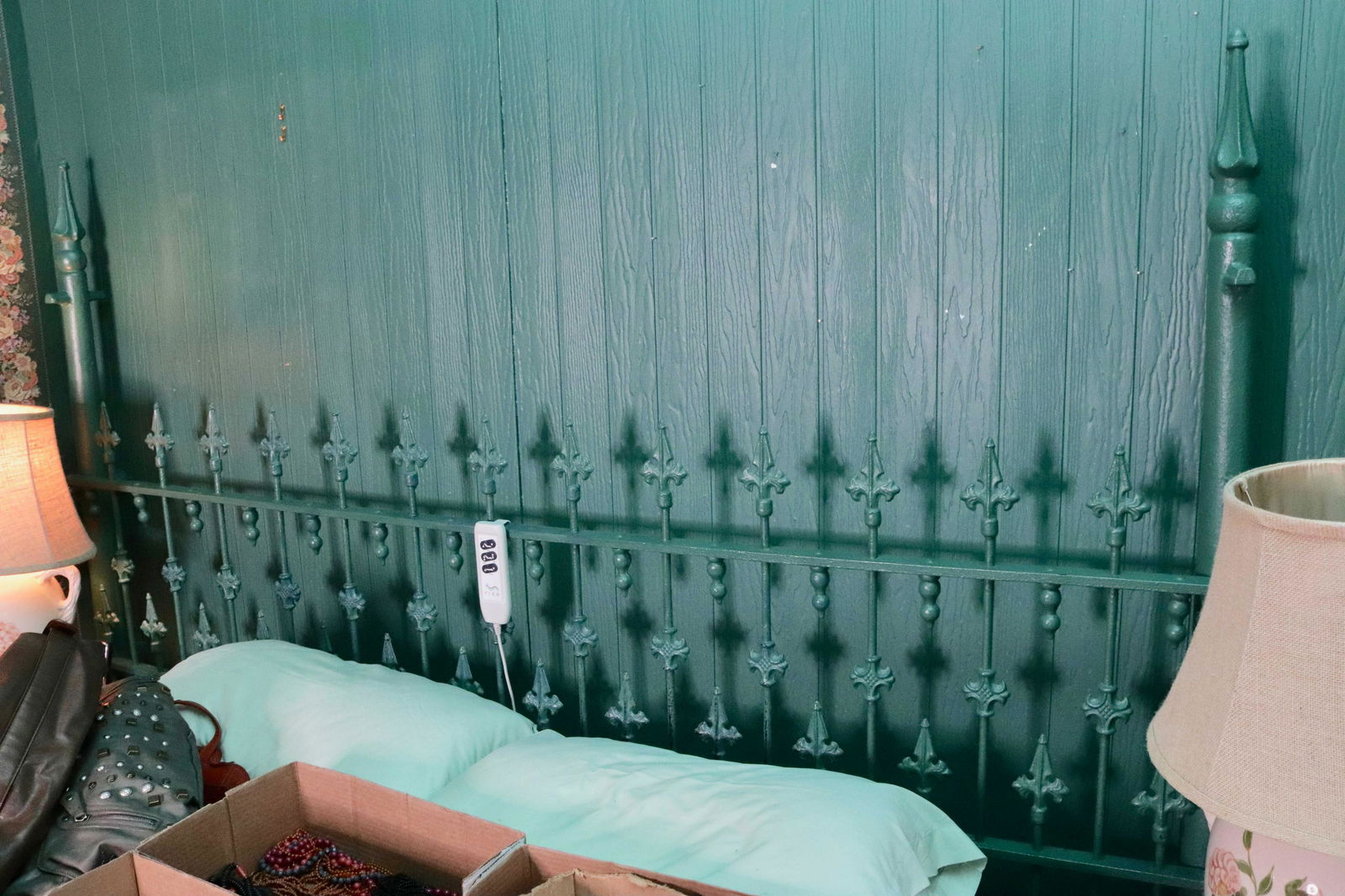 RIZE BED: ELECTRIC "RIZE" CONTROL BED WITH FENCE HEADBOARD - DOUBLE SIZE BED - HEADBOARD IS AN ACTUAL FENCE PAINTED GREEN WOULD FIT A KING SIZE MATTRESS SIZE: HEADBOARD 64" H X 86" L