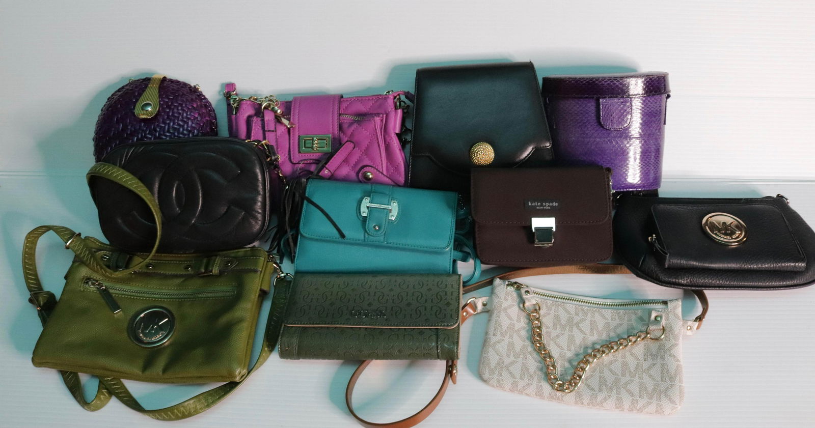 GROUP LOT OF FASHION PURSES: (11) INCLUDING - GUESS, MICHAEL KORS, KATE SPADE, AND MORE