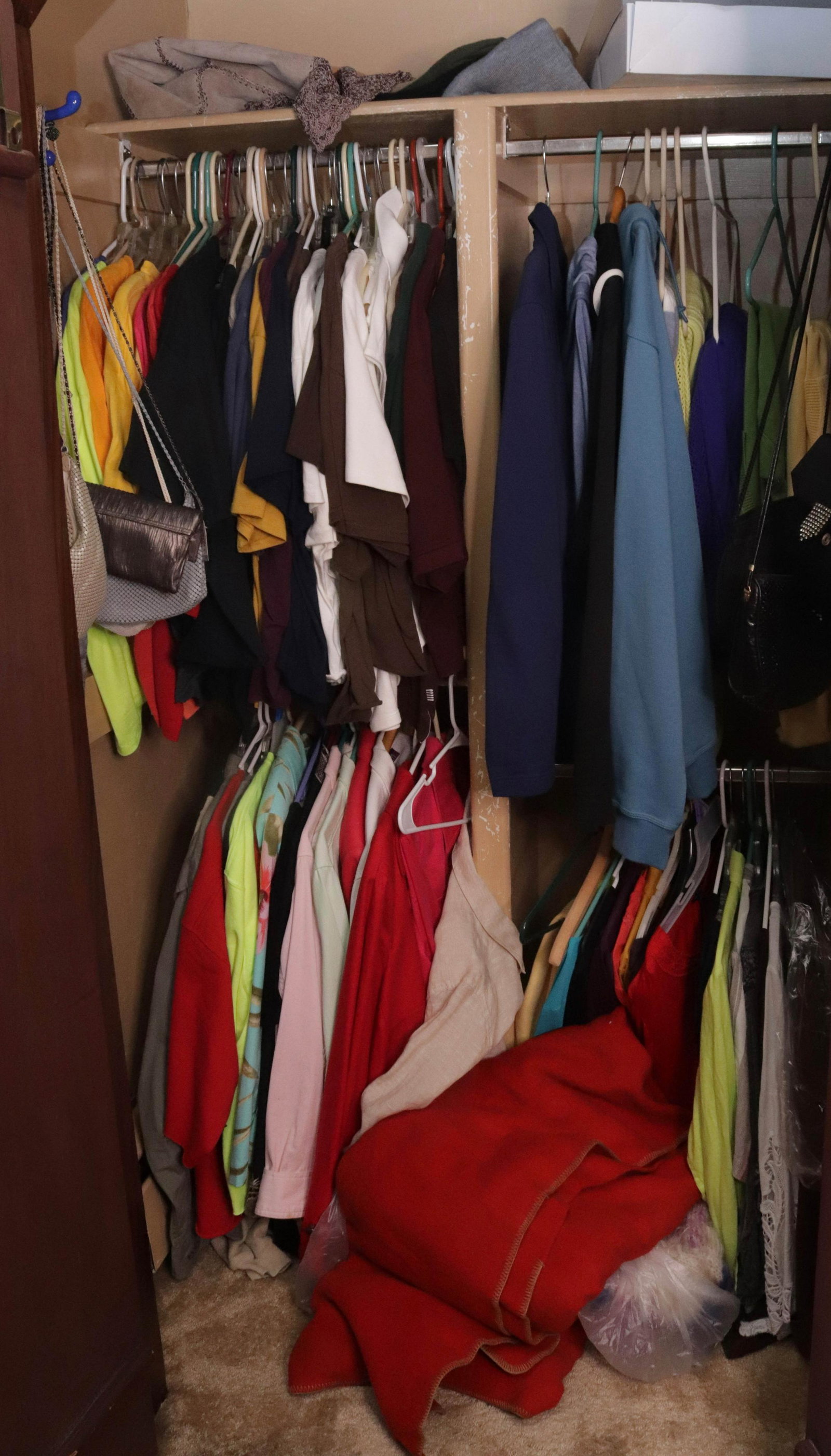 CONTENTS OF BEDROOM CLOSET: INCLUDING - SHIRTS, SWEATSHIRTS, SWEATERS, PURSES, BEDDING, AND MORE