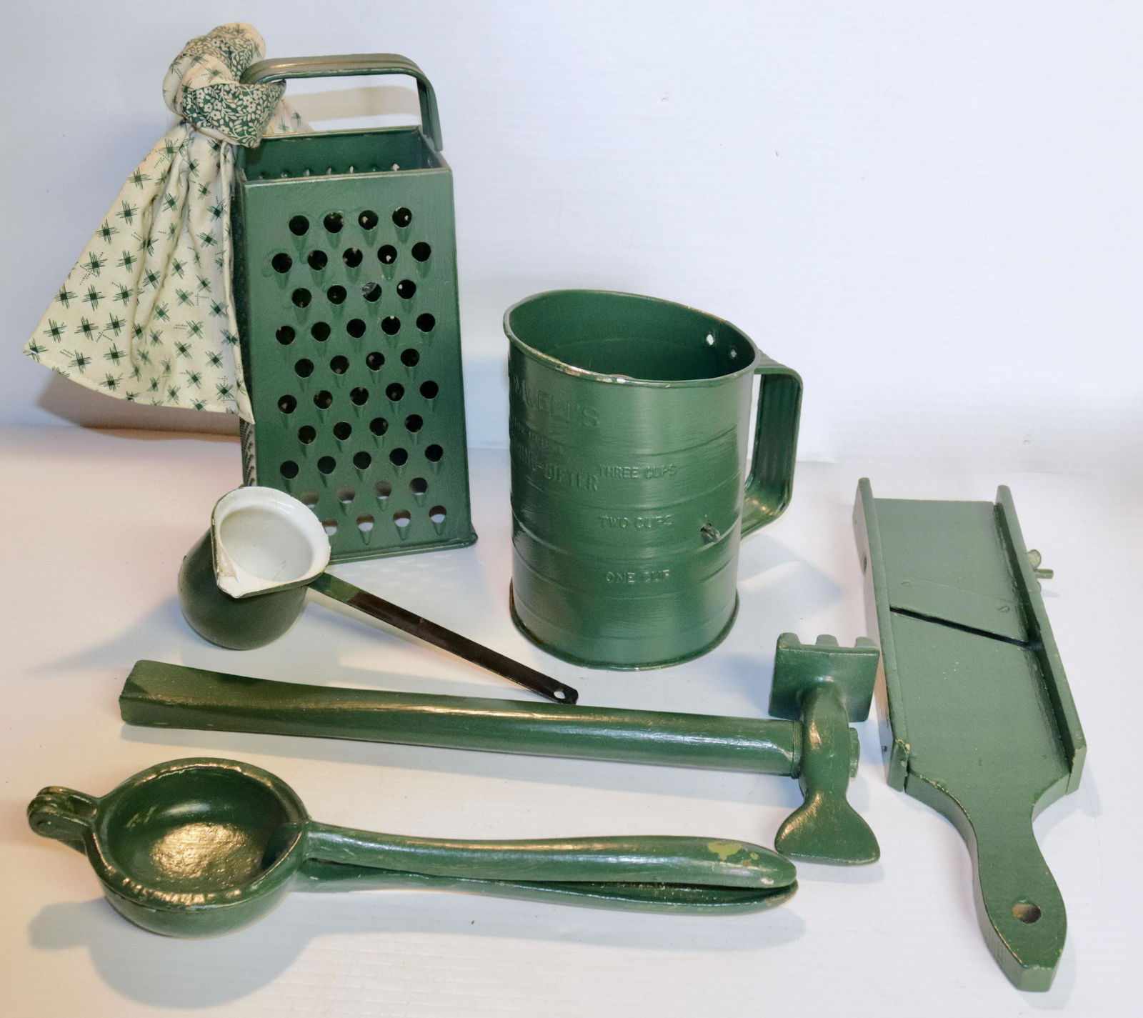 GROUP OF COUNTRY ITEMS: FLOUR SIFTER, JUICER, GRATER, AND MORE SIZE: GRATER 8 1/2" H