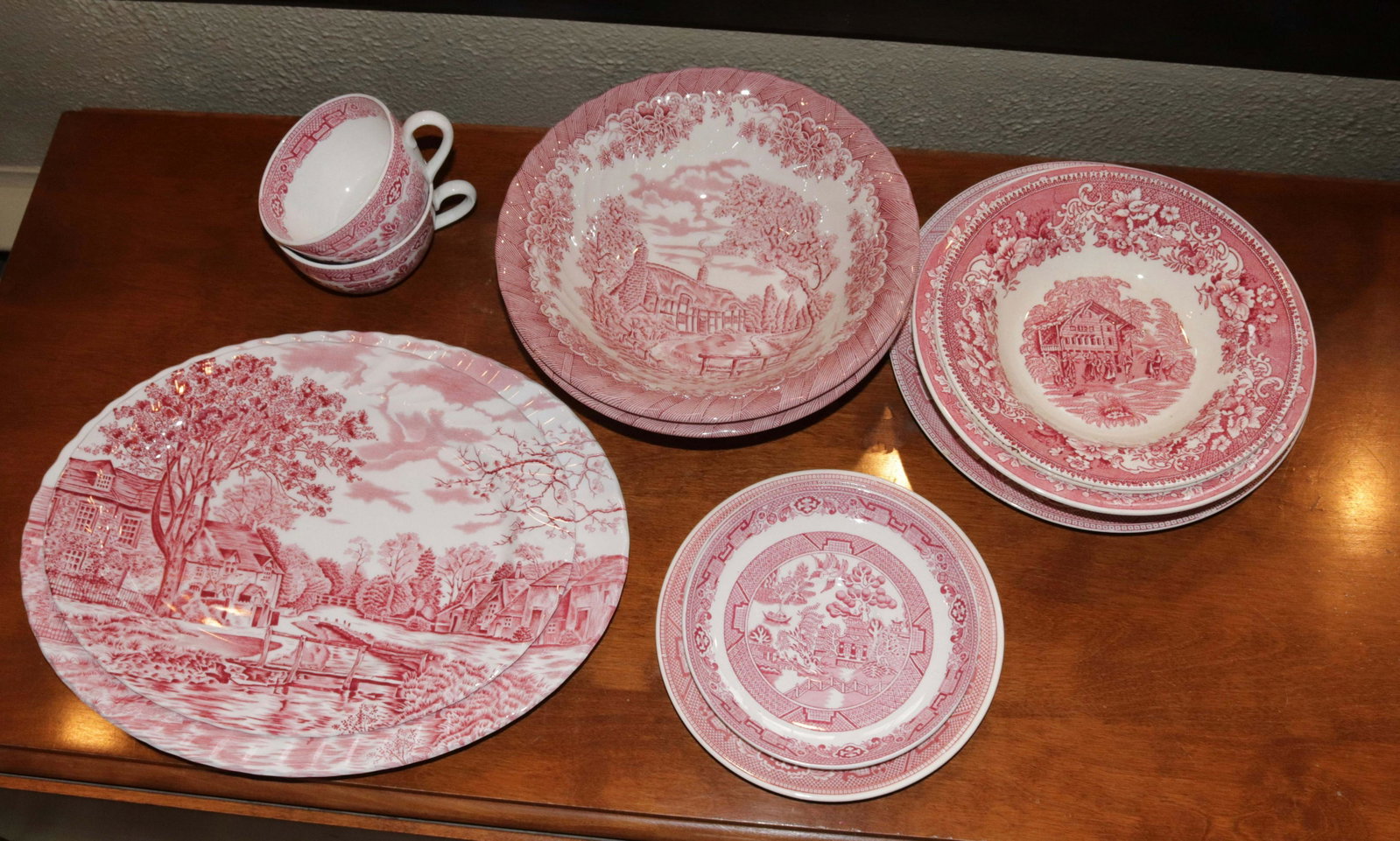GROUP LOT OF RED AND WHITE TRANSFERWARE: (13) PIECES INCLUDING - JOHNSON BROTHERS PLATTER, QUEENS BOWLS (2), (2) ALLERTON CUPS AND SAUCERS, AND MORE