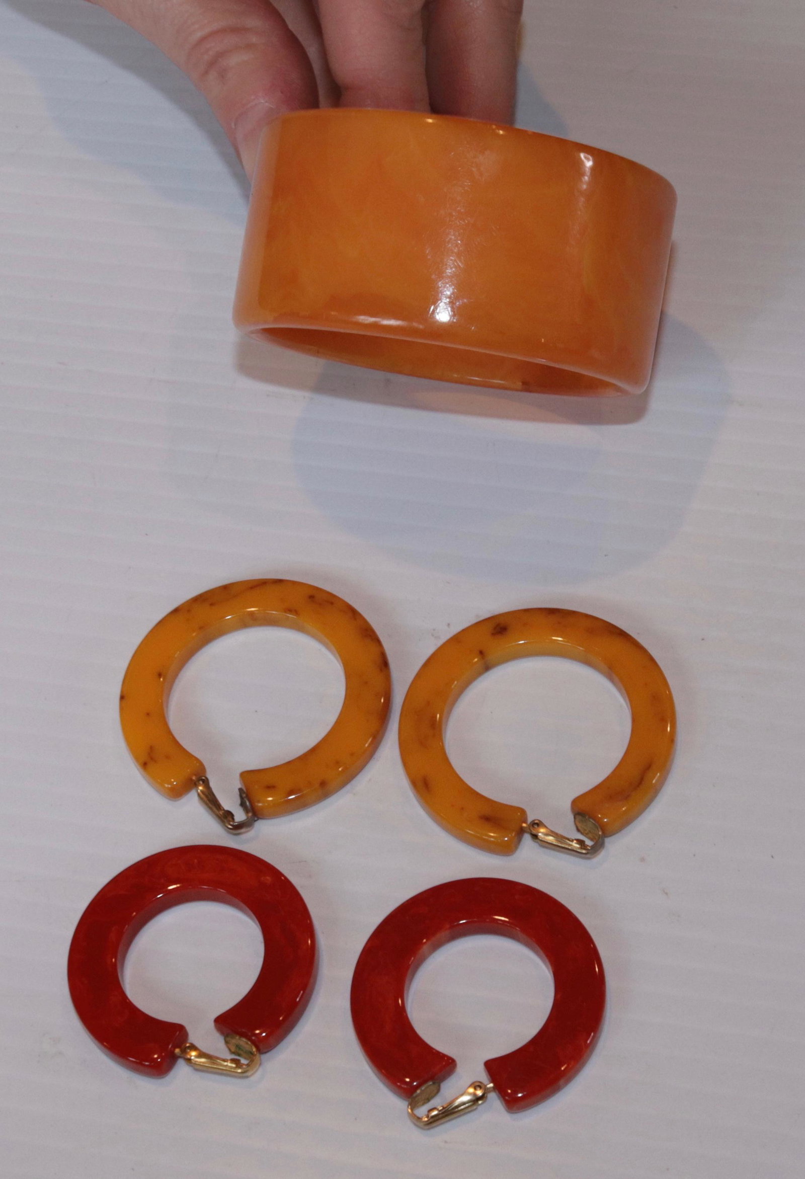 LOT OF BAKELITE JEWELRY: WIDE BRACELET AND (2) PAIRS OF EARRINGS SIZE: 3" BRACELET