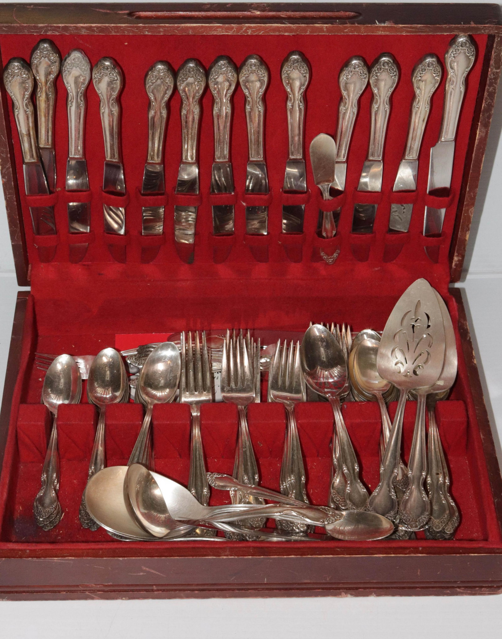 WILLIAM A. ROGERS FLATWARE SET: PLATE SILVER SET - SERVICE FOR 8 PLUS