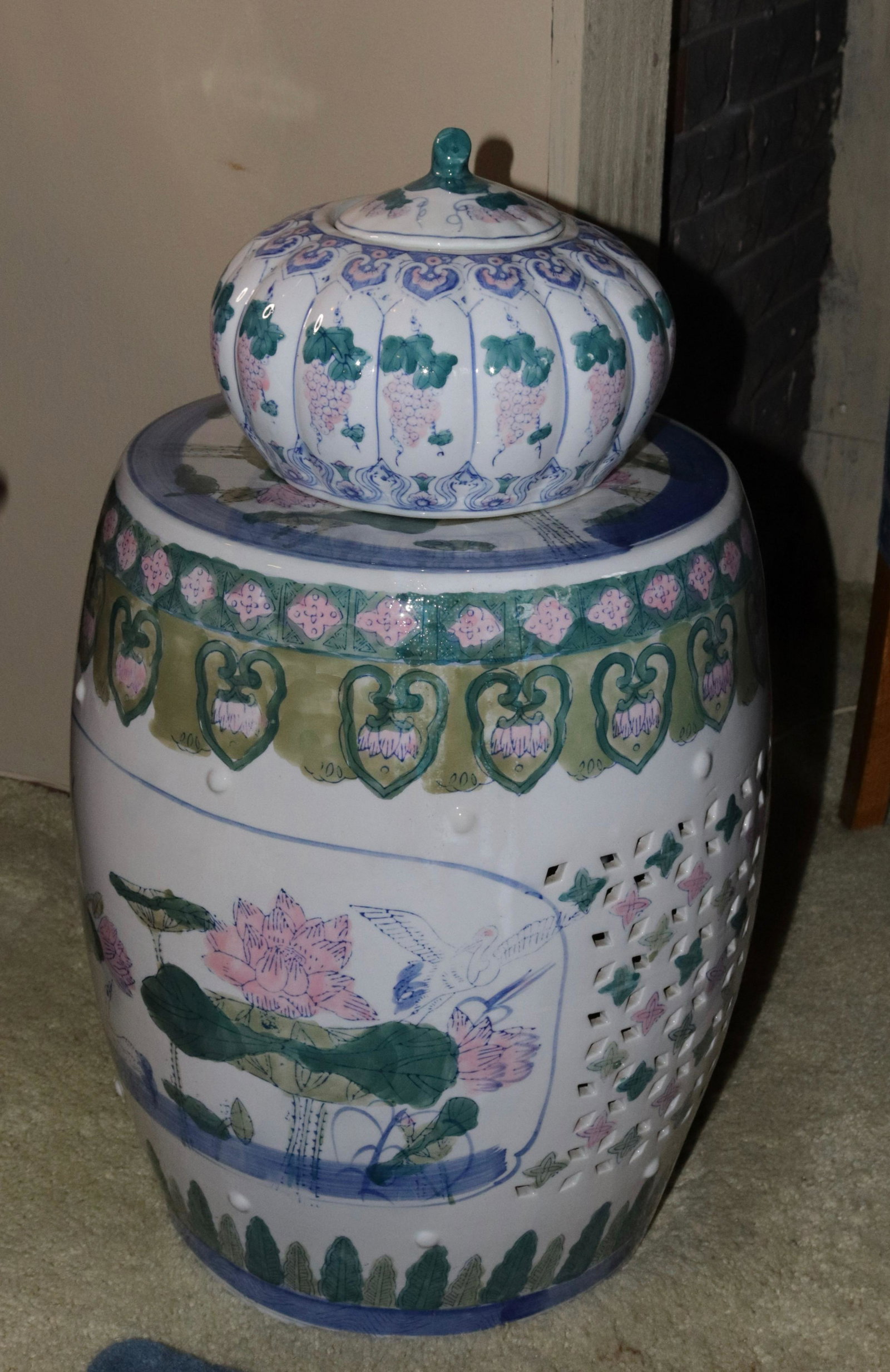 CHINESE PORCELAIN LOT: GARDEN SEAT WITH FLORAL MOTIF AND GOURD SHAPED COVERED JAR SIZE: GARDEN SEAT 17" H
