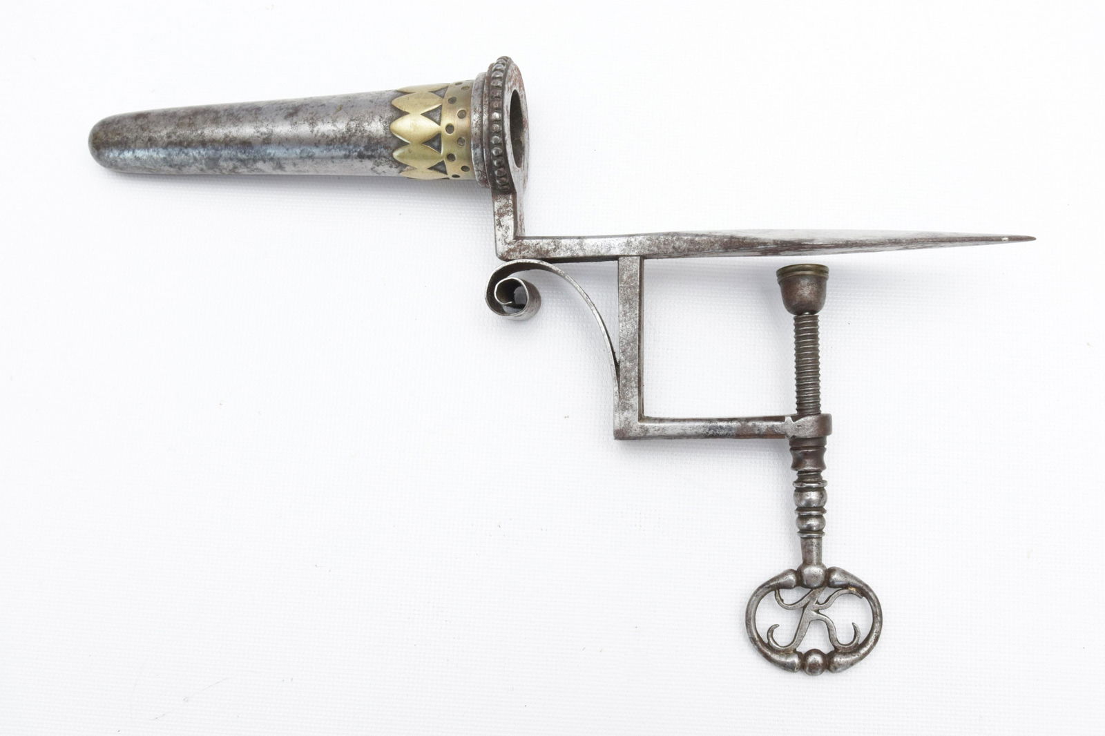 RARE "CLAMP-ON" GOFFERING IRON: MONKEY TAIL SUPPORT, BRASS COLLAR, AND ARROW BACK DIMENSIONS: 5 1/2" BARREL