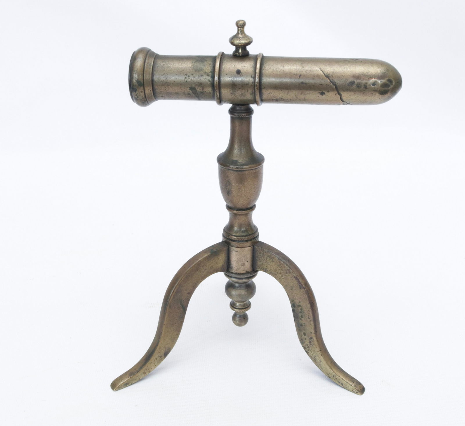 BRASS GOFFERING IRON: TRIPOD FEET, TOP AND BOTTOM FINIALS DIMENSIONS: 6" BARREL