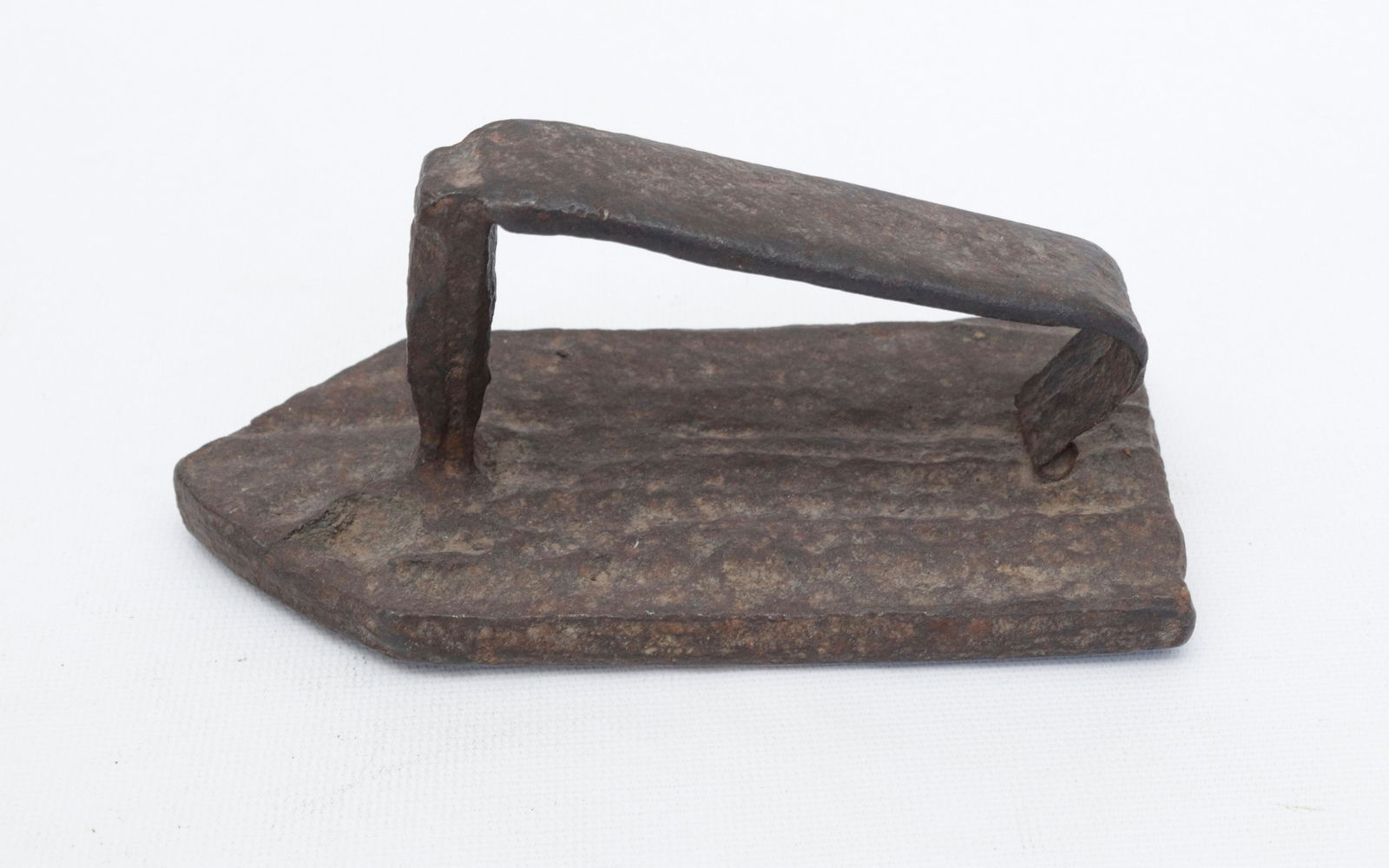 PRIMITIVE HANDMADE SAD IRON: 17TH CENTURY DIMENSIONS: 6 1/2"