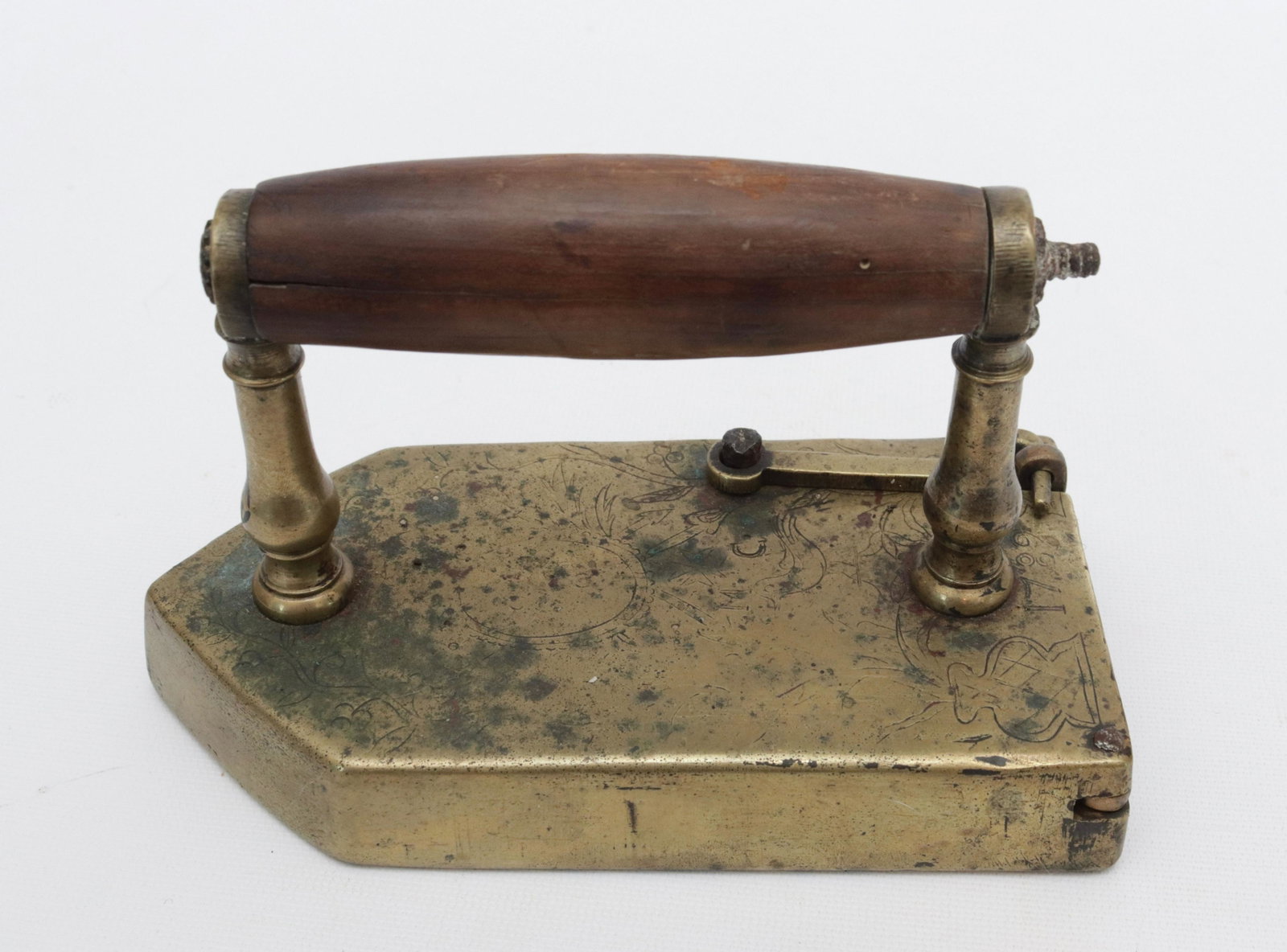 1782 ENGRAVED SLUG IRON: ENGRAVED TOP WITH BIRD, URNS, VINES, AND HEARTS - MARKED "MC" DIMENSIONS: 7"