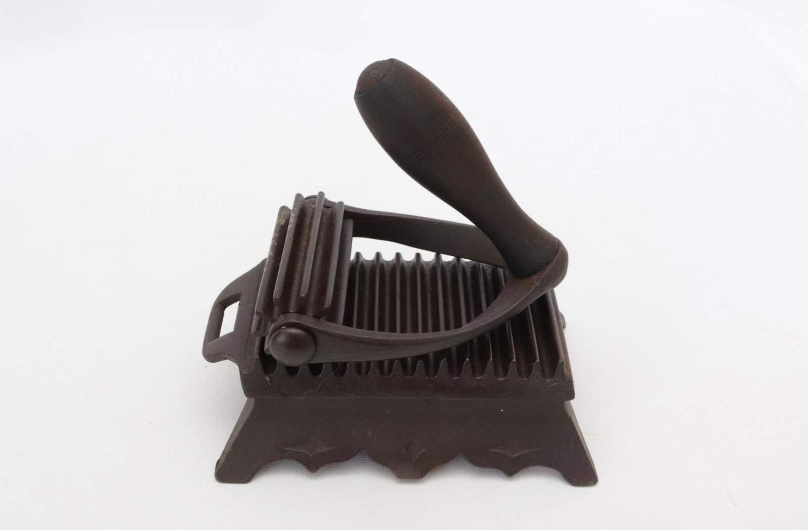 ROLLER FLUTER IRON: SUNDRY MANUFACTURING CO. - BUFFALO, NY - PATENT APPLIED FOR - WITH HEATER AND STIRRUP ROLLER DIMENSIONS: FLUTER 5"