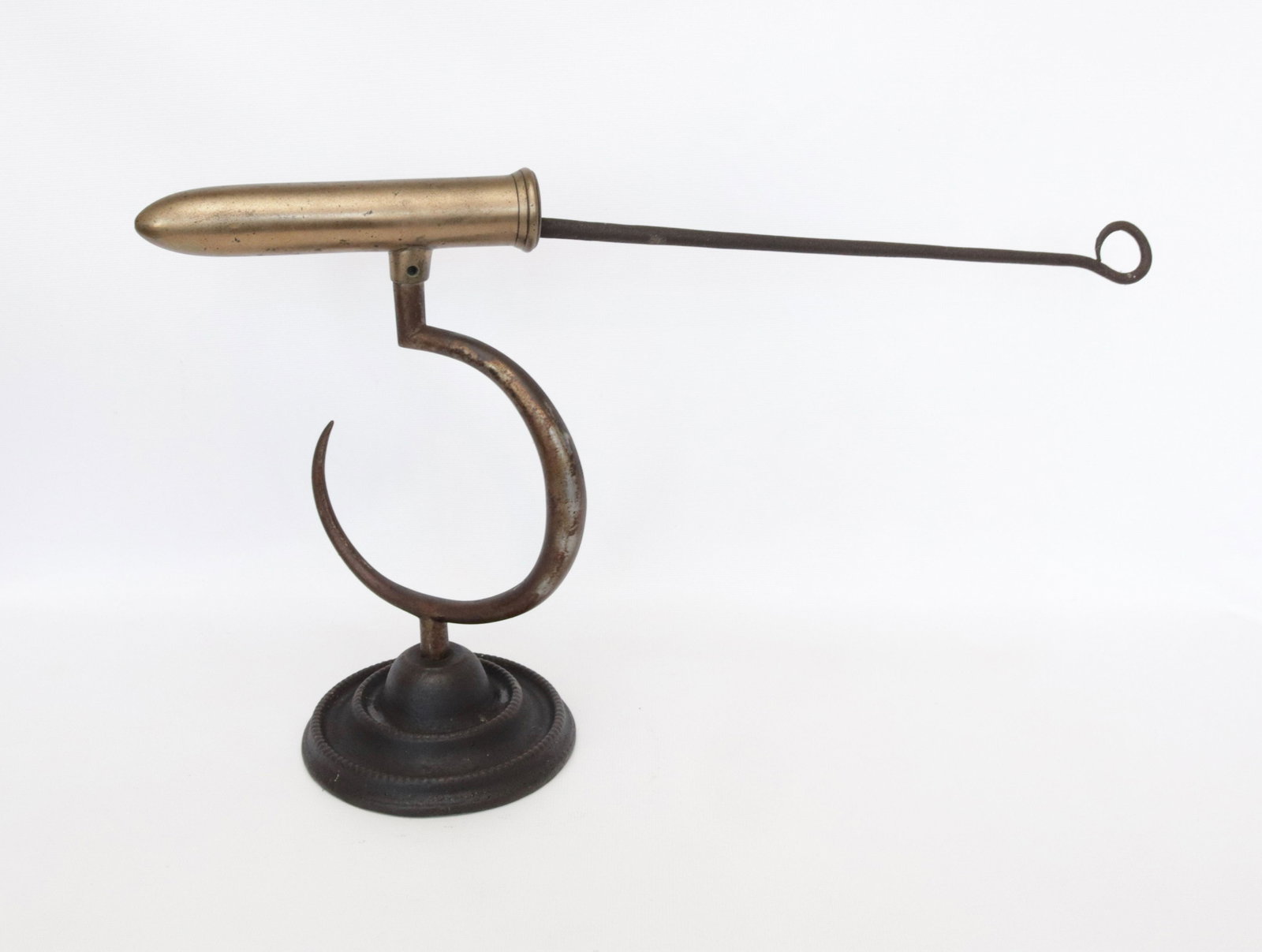 SINGLE BARREL BRASS GOFFERING IRON: IRON CIRCULAR STAND - ROUND DECORATIVE BASE IN IRON - WITH POKER DIMENSIONS: 6 1/4" BARREL