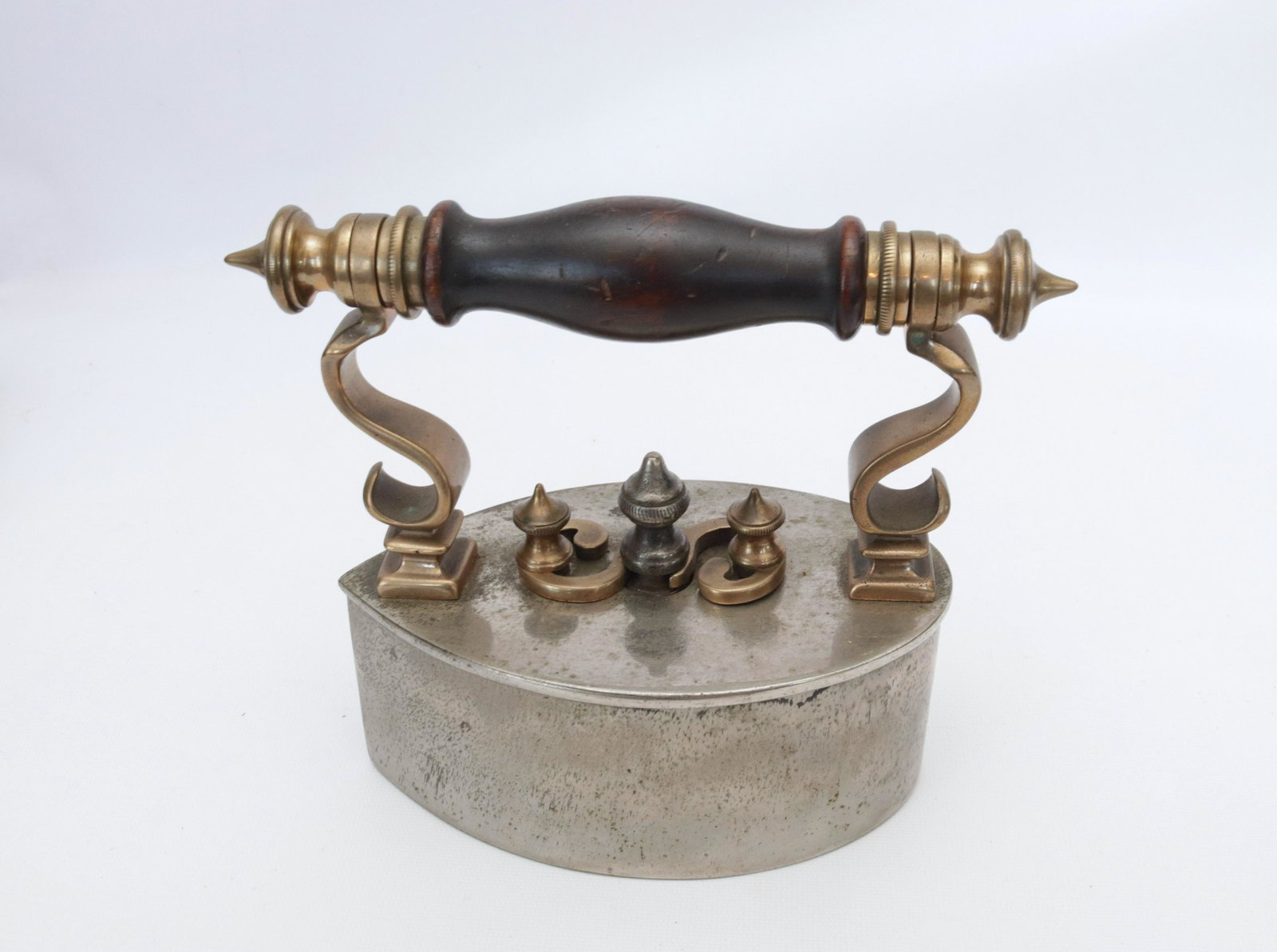 SCOTTISH ROUND BACK: BRASS AND IRON WITH "S" TYPE POSTS ON MOLDED BASE - WITH SLUG DIMENSIONS: 7"
