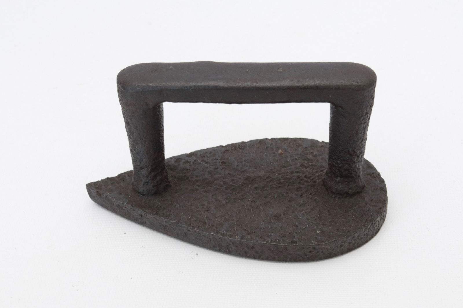 CAST IRON SAD IRON: ROUND BACK - ONE PIECE CASTING DIMENSIONS: 6 1/2"