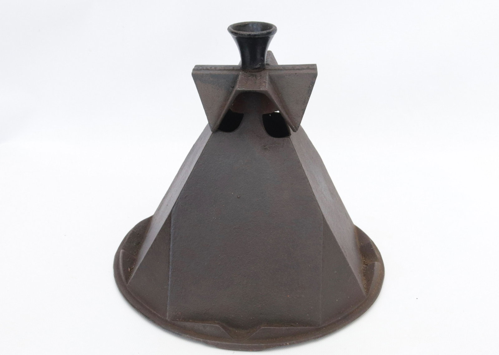CAST IRON PYRAMID HEATER: FOR (4) IRONS, PATENT PENDING, NORTH SAD IRON COMPANY DIMENSIONS: 8 1/2" DIAMETER