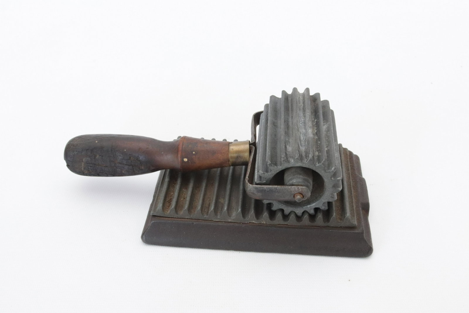 ROLLER FLUTER IRON: POT METAL FLUTES AND ROLLER - PATENT 1866 "HEAT THIS" DIMENSIONS: 6"