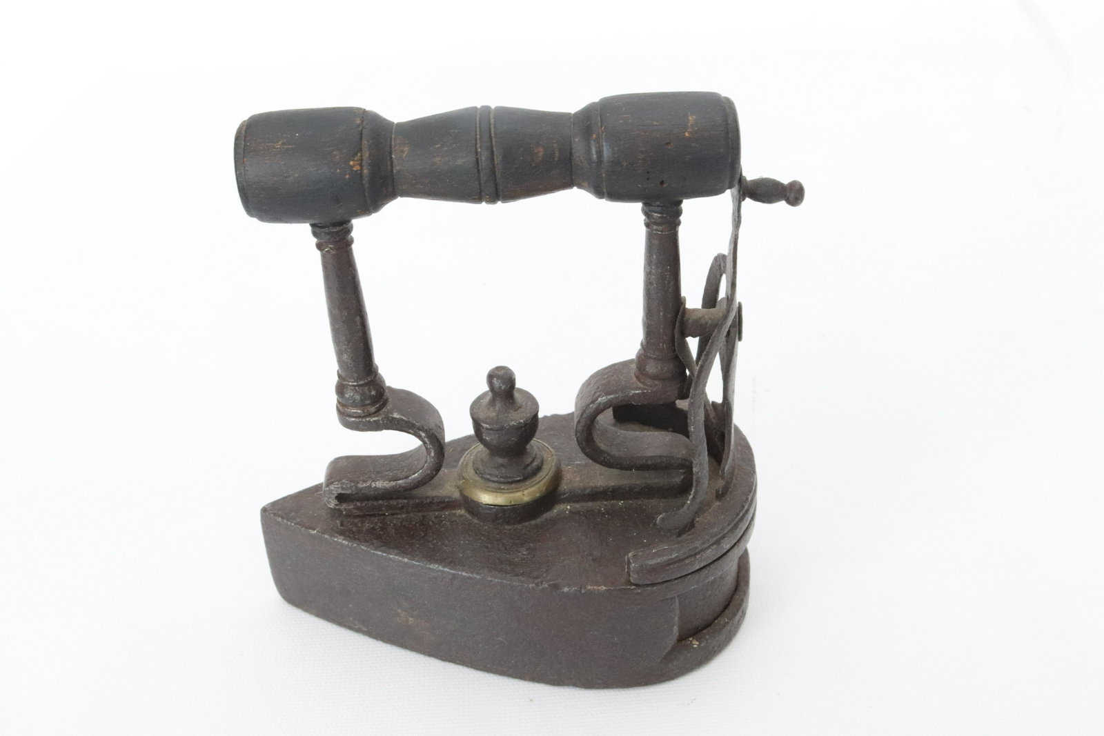 ROUND BACK SLUG IRON: DECORATED ELEVATED GATE - CENTER FINIAL - EARLY 1800 DIMENSIONS: 5 1/2"