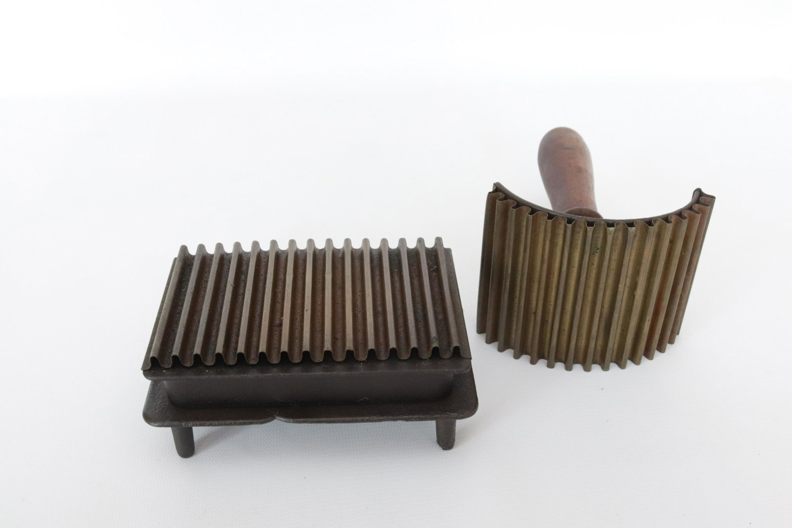 ROCKER FLUTER IRON: BRASS PLATES - ORIGINAL SLUG - STRAIGHT FEET DIMENSIONS: 5"