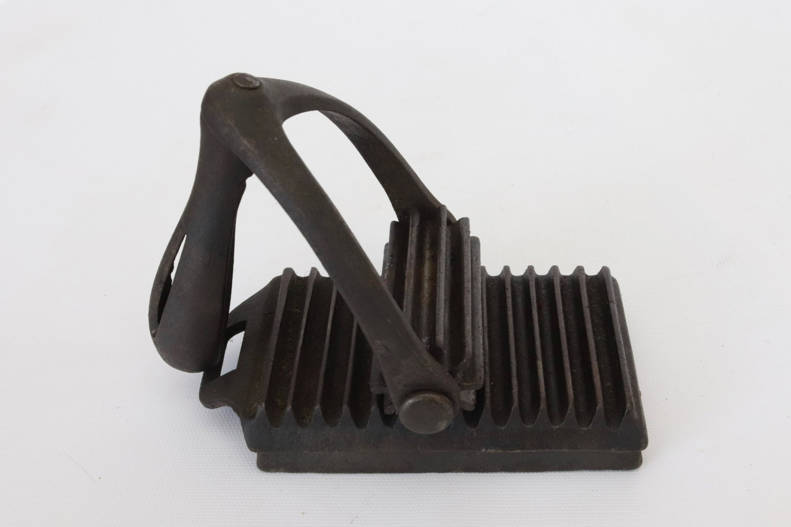 ROLLER FLUTER IRON: SUNDRY MANUFACTURING CO. - BUFFALO, NY - PATENT APPLIED FOR - WITH STIRRUP ROLLER DIMENSIONS: 5"