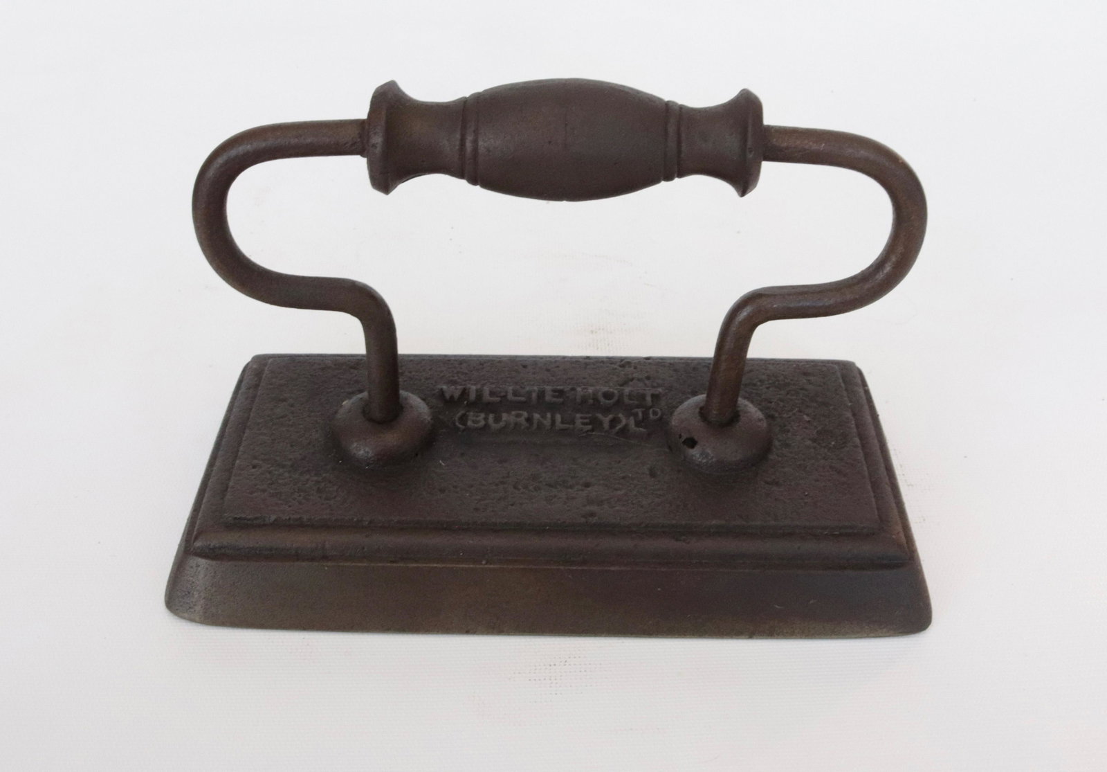 BILLIARD TABLE IRON: WILLIE HOLT BURNLEY LIMITED DIMENSIONS: 9"