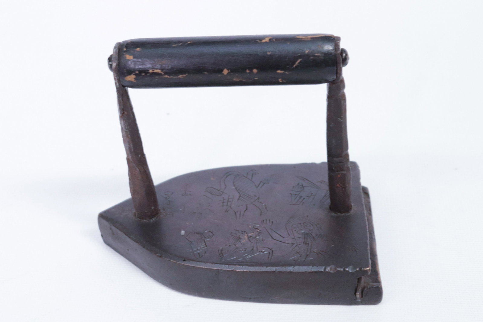 ENGRAVED BRASS SLUG IRON: WITH PRIMITIVE ENGRAVED DECORATION DIMENSIONS: 4 1/2"