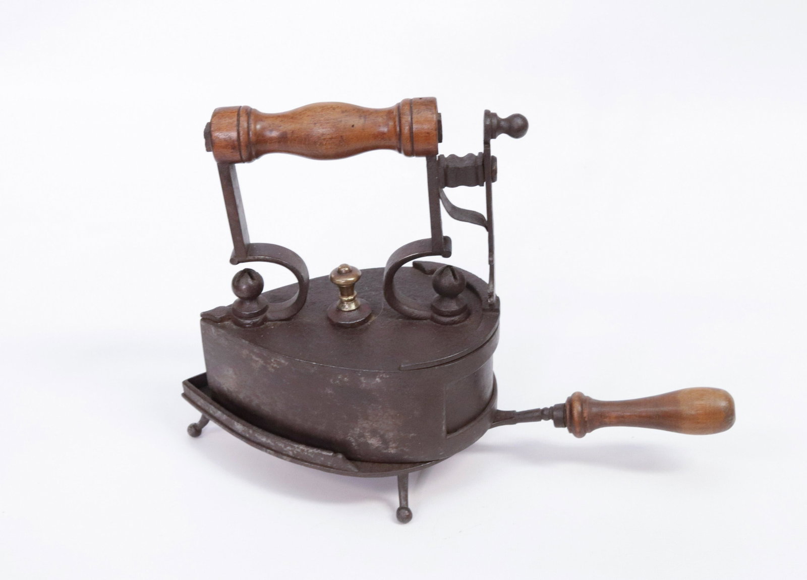 EARLY ROUND BACK SLUG IRON: ELEVATED GATE WITH CENTER BRASS FINIAL WITH TRIVET - CIRCA 1800'S DIMENSIONS: 7"