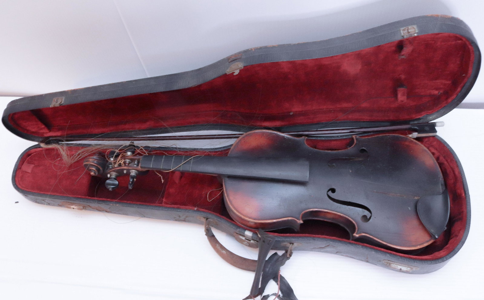 VIOLIN WITH CASE: ANTIQUE VIOLIN WITH BOW