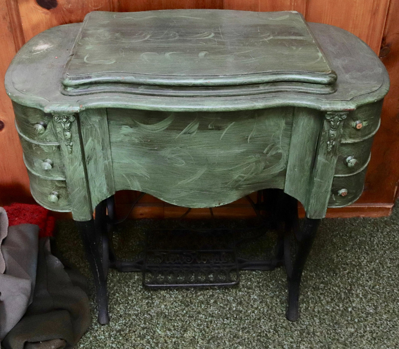 TREDDLE SEWING MACHINE: NEW ROYAL