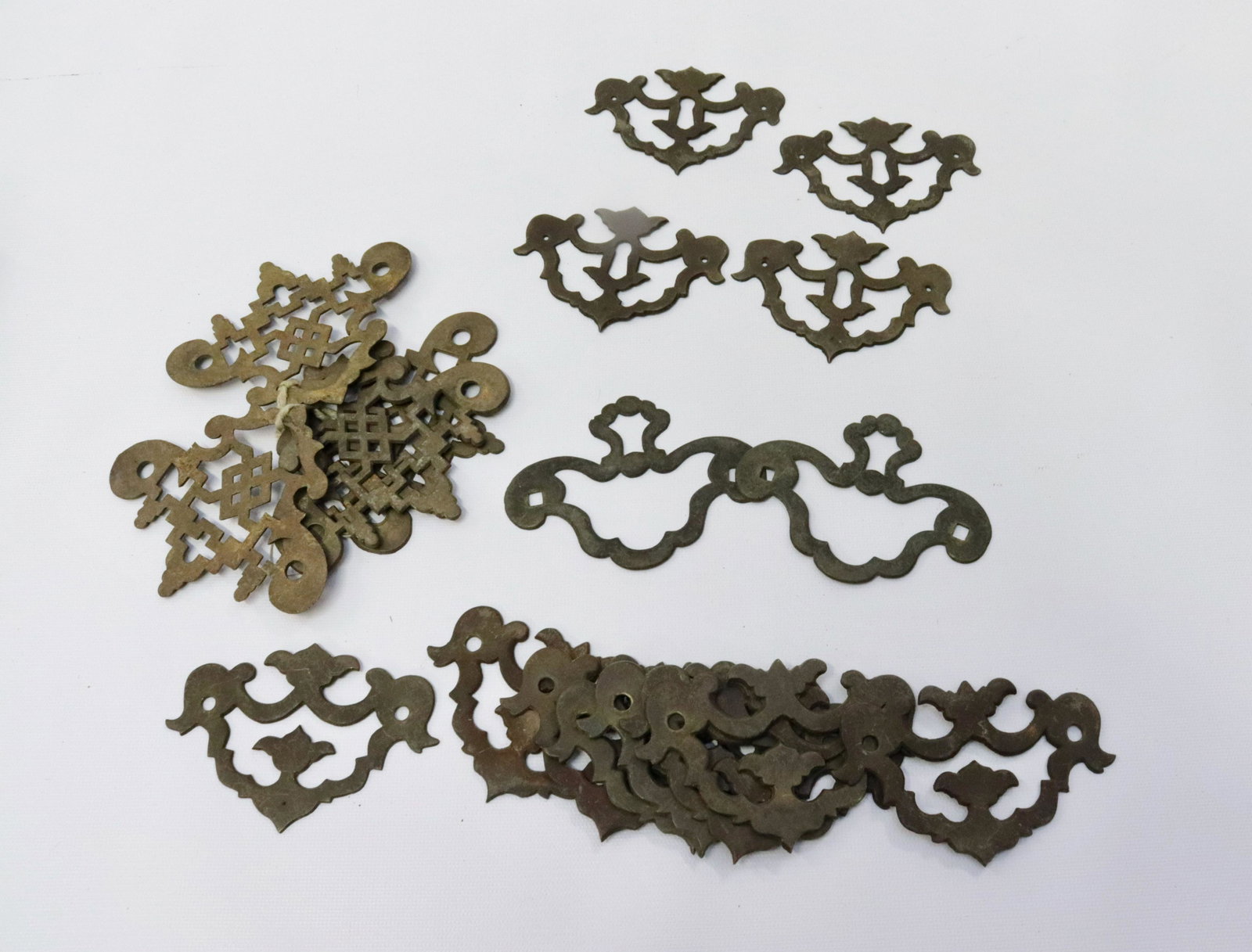 GROUP LOT OF EARLY BRASS HARDWARE: (19) BRASS DRAWER PULL PLATES