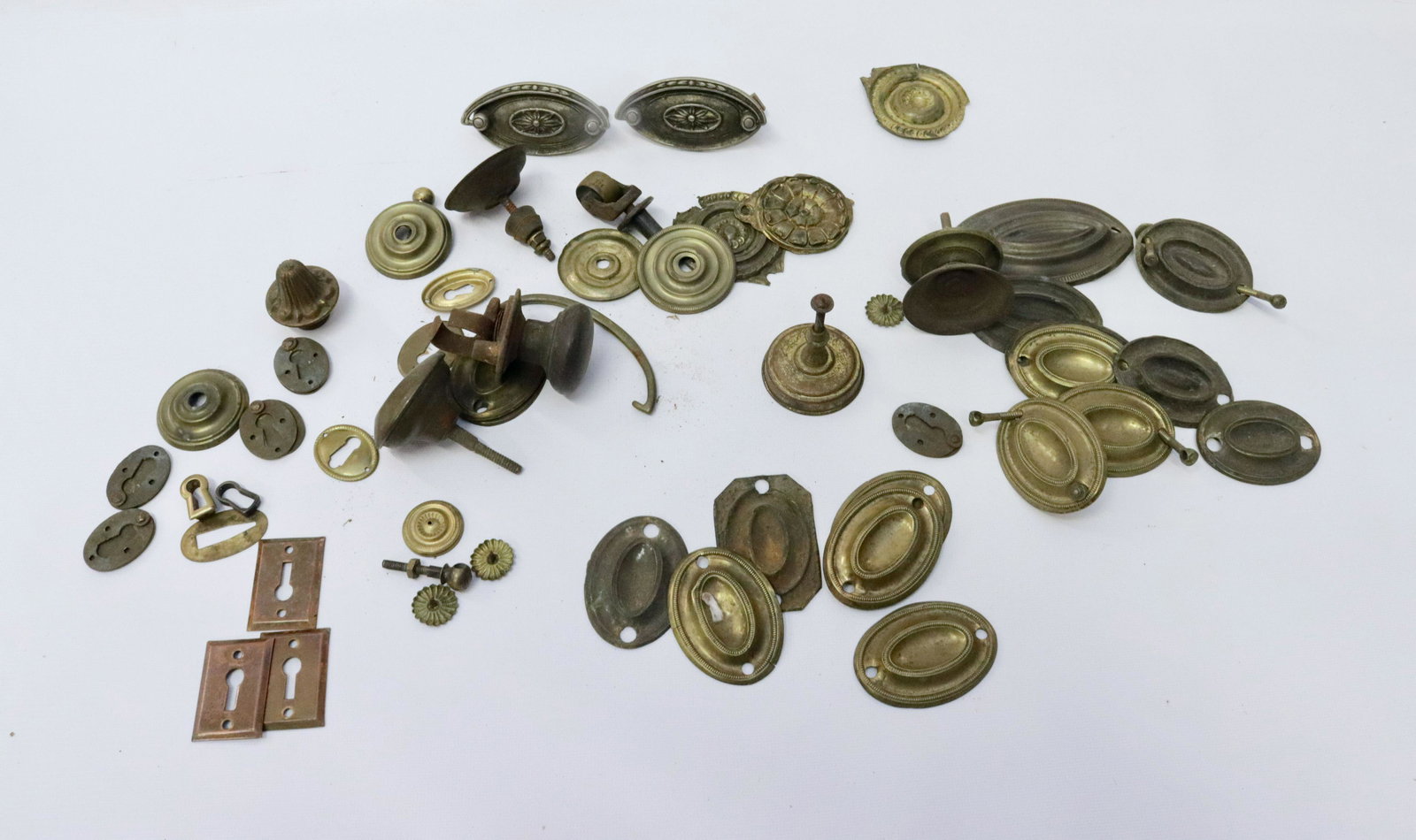 GROUP LOT OF EARLY BRASS HARDWARE: DRAWER PULLS, LOCK PLATES AND MORE
