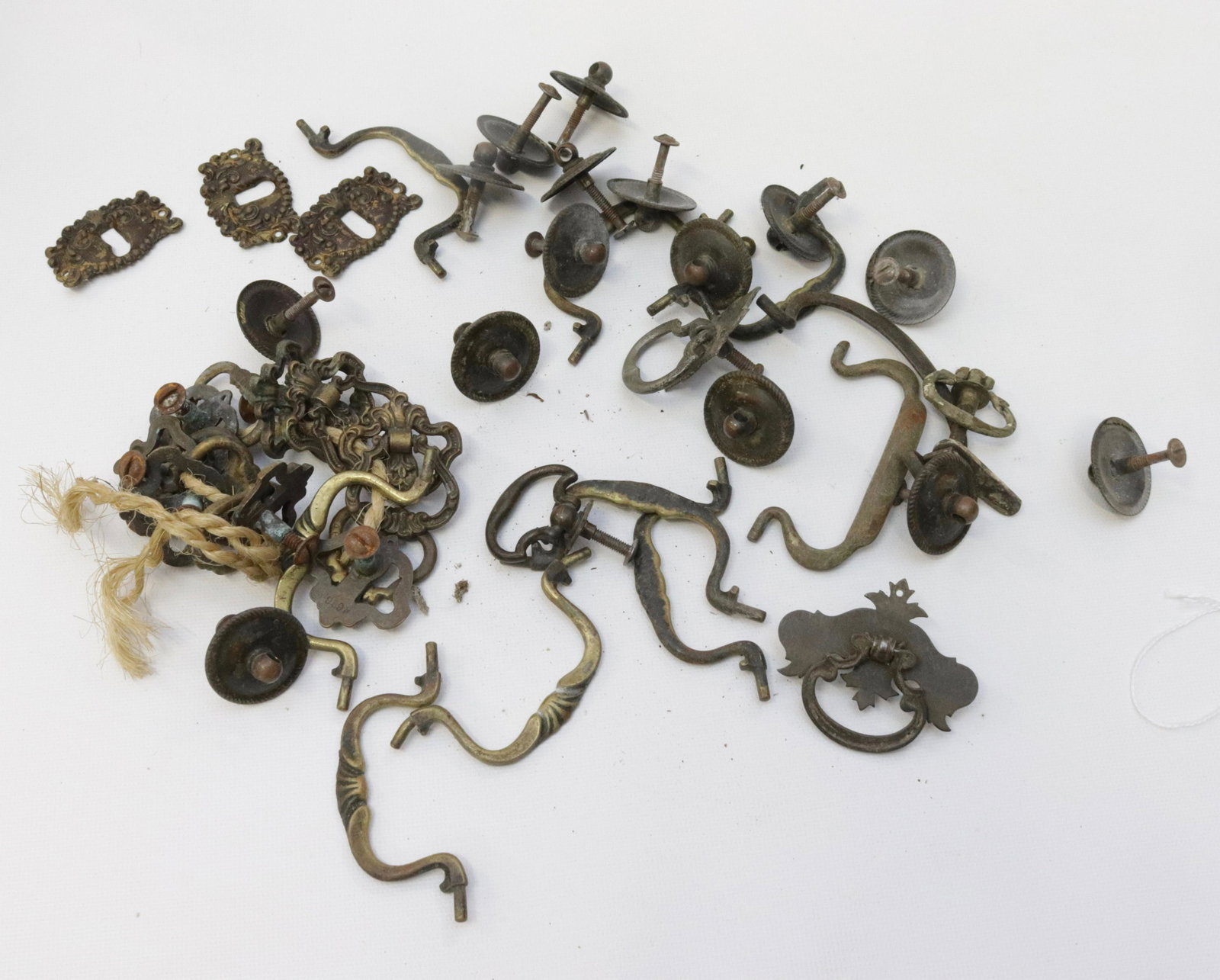 GROUP LOT OF BRASS FURNITURE HARDWARE: INCLUDES: DRAWER PULLS, KEY SURROUNDS AND MORE