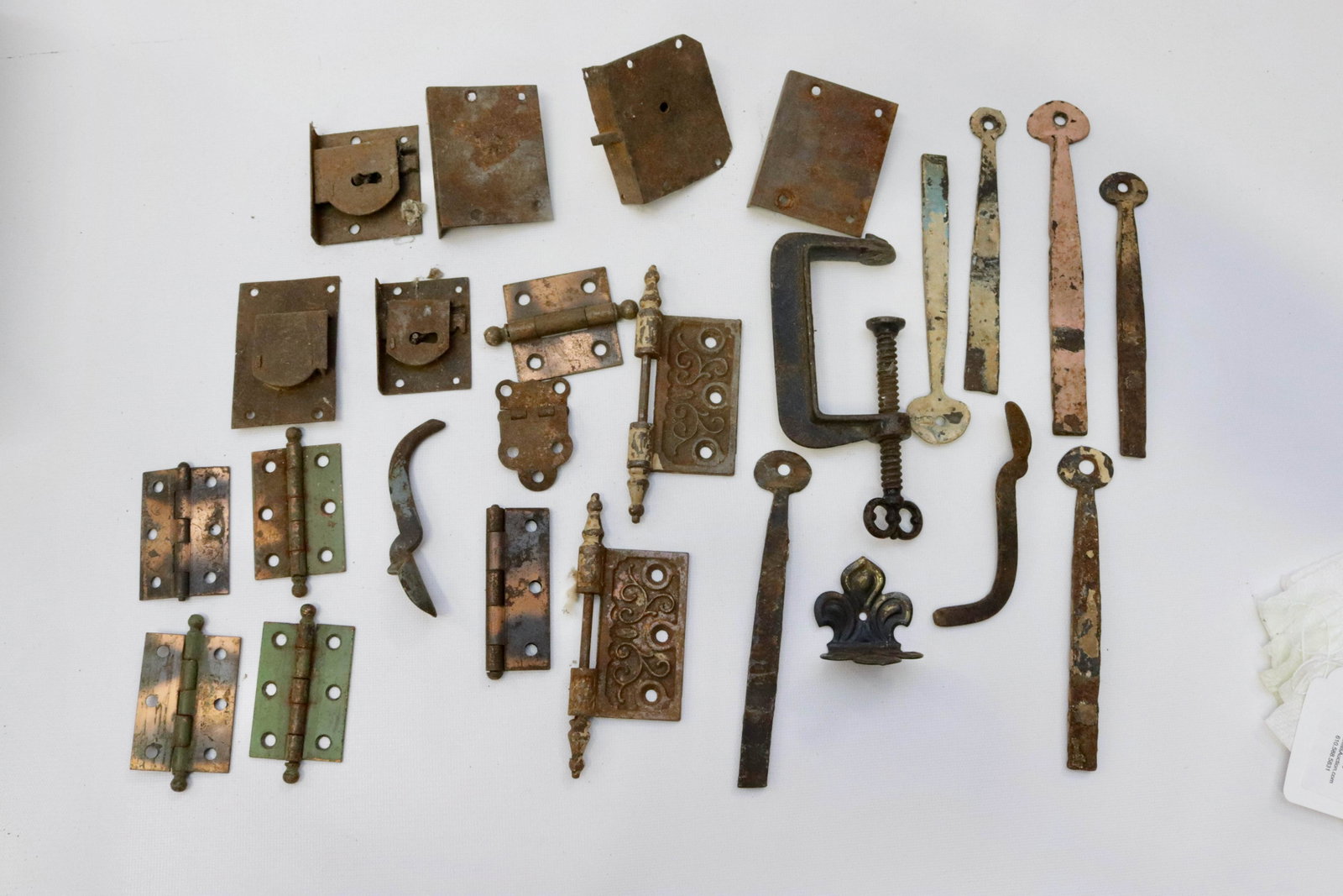 GROUP LOT OF ANTIQUE HARDWARE: HINGES, LOCKS AND MORE