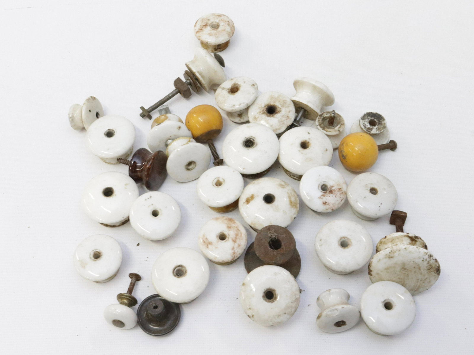GROUP LOT OF FURNITURE HARDWARE: PORCELAIN DRAWER KNOBS