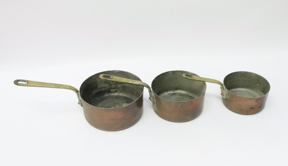 VINTAGE GRADUATED COPPER POTS: THREE COPPER WITH BRASS HANDLES 4 3/4", 5 5/8", 6 1/2"D