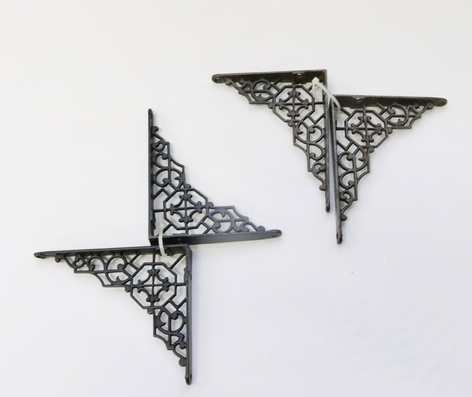 GROUP OF CAST IRON SHELF BRACKETS: (4) BRACKETS. GEOMETRIC MOTIF 5" X 4"