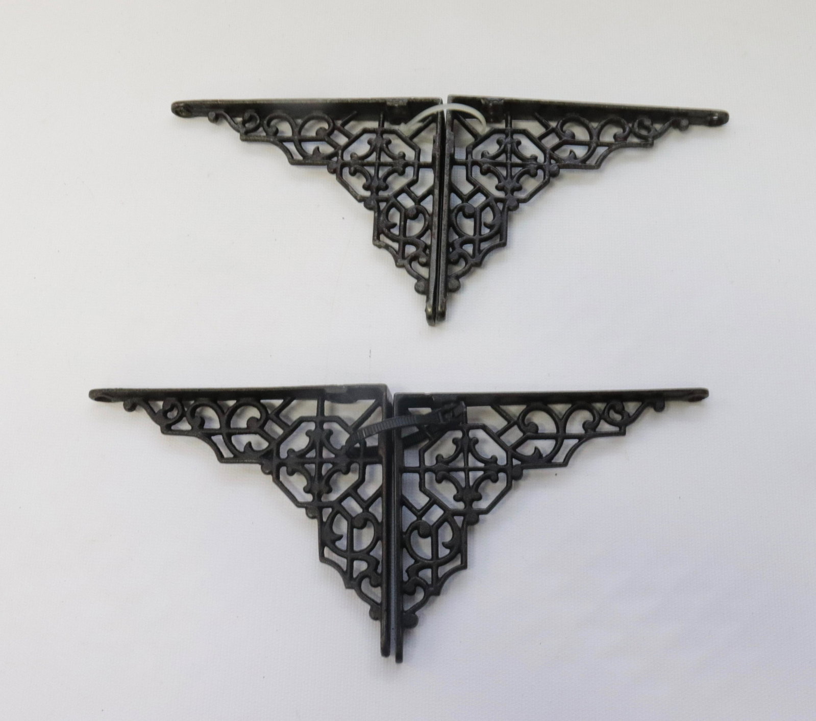 GROUP OF CAST IRON SHELF BRACKETS: (4) BRACKETS. GEOMETRIC MOTIF 5" X 4"