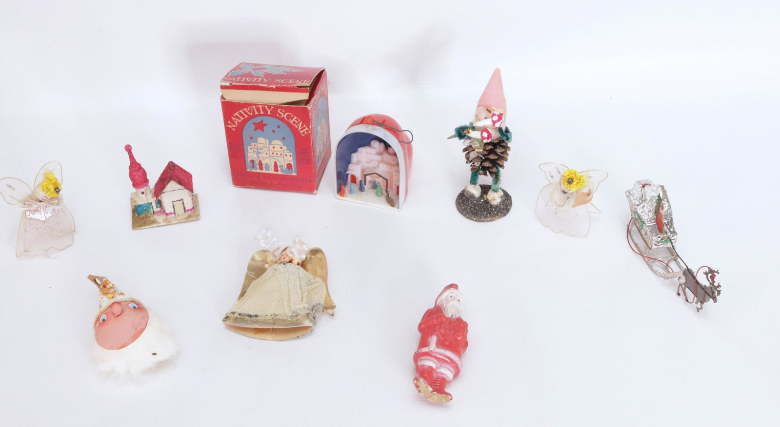 GROUP LOT OF VINTAGE CHRISTMAS DECORATIONS: ASSORTED ITEMS