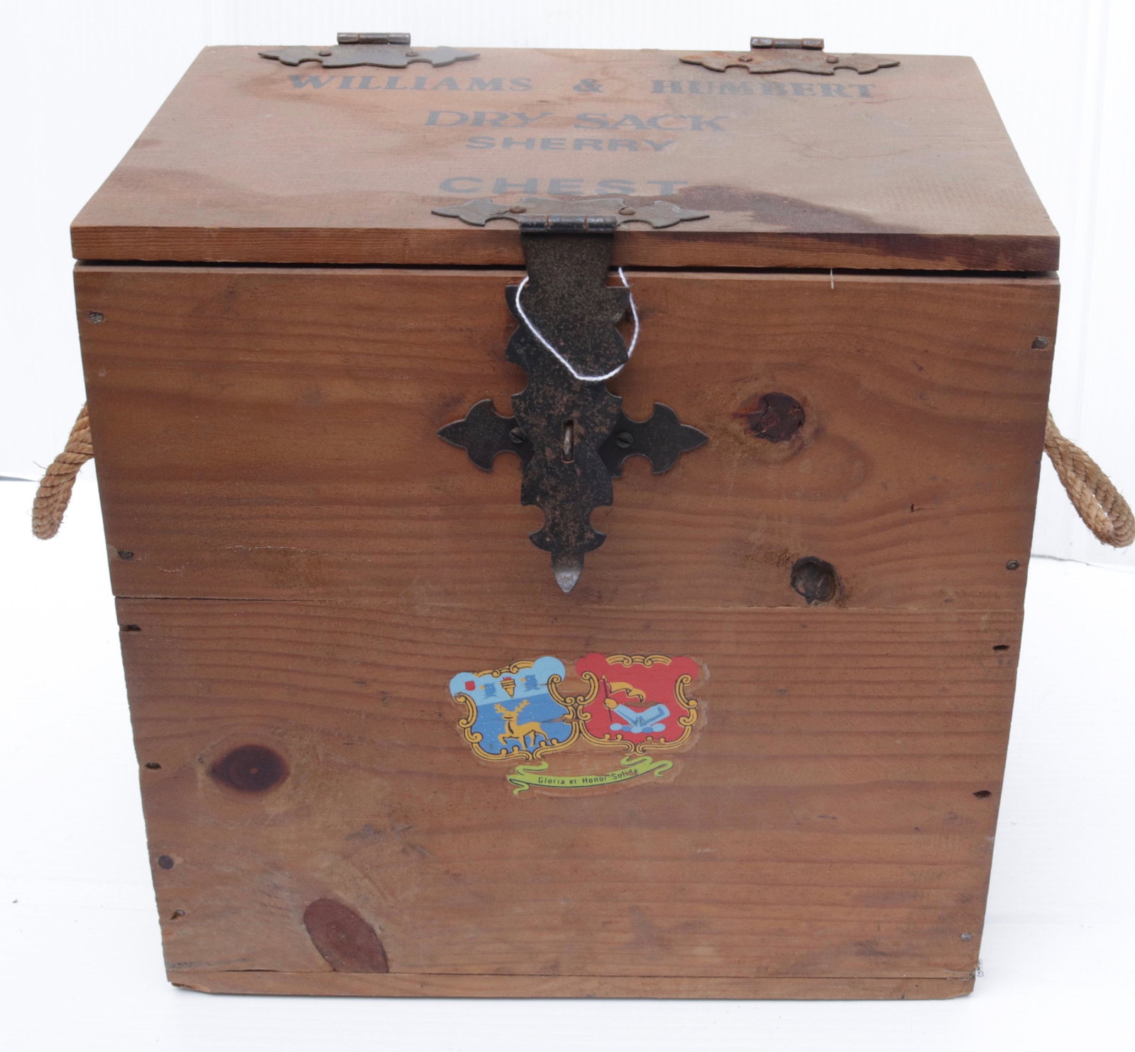 WILLIAMS AND HUMBERT WOODEN SHERRY CHEST: DIVIDED INTERIOR WITH ROPE HANDLES 12 1/2" X 12 1/2"