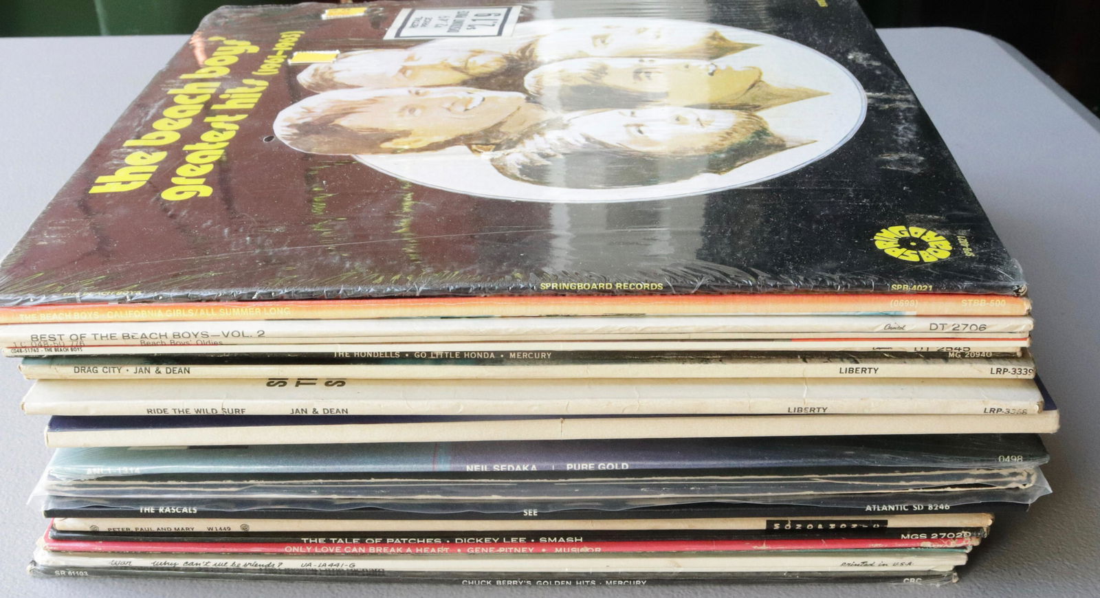 GROUP LOT OF VINTAGE RECORDS AND ALBUM COVERS (1 of 2)