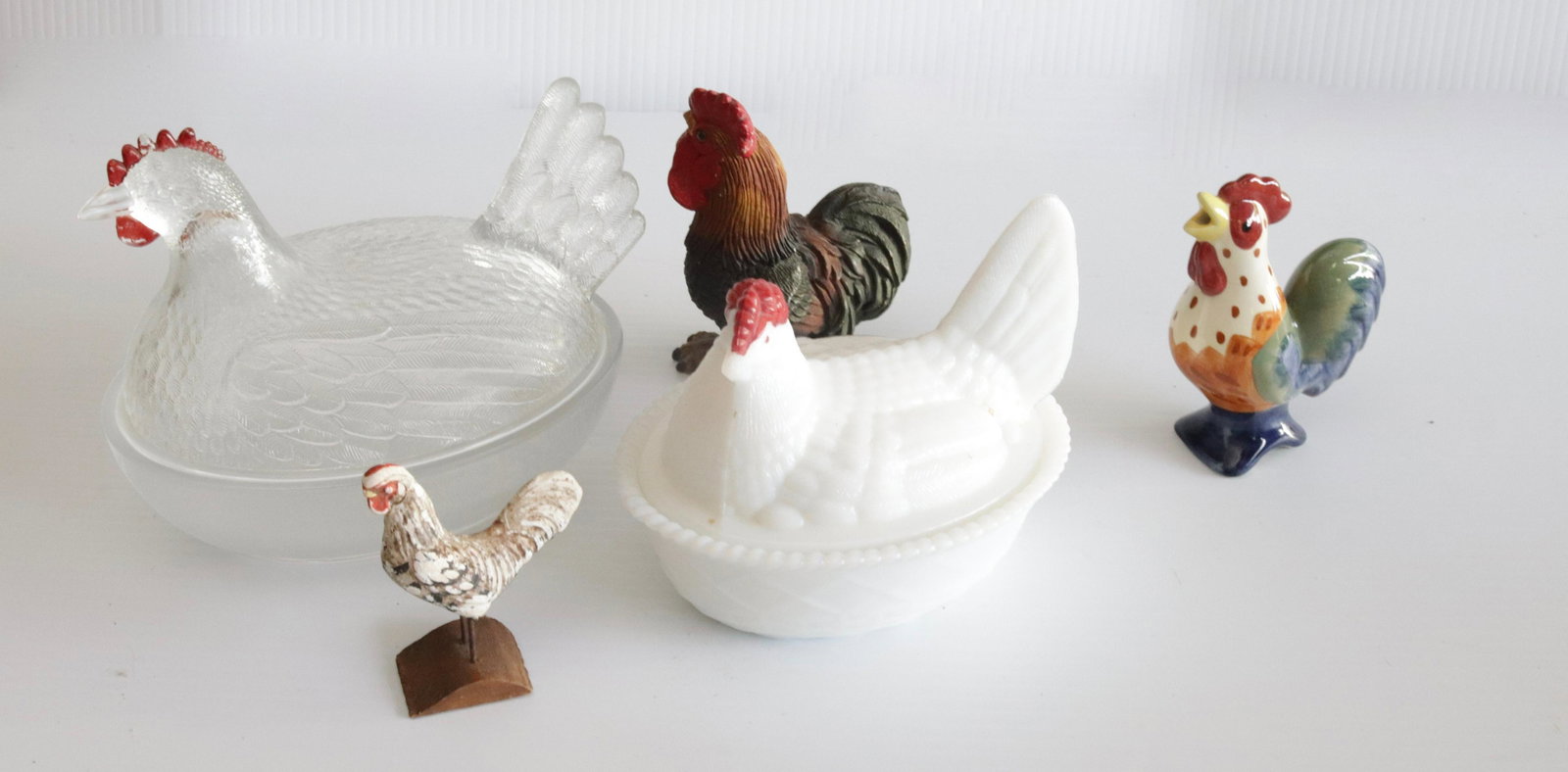 GROUP LOT OF HENS AND ROOSTERS: (5) PIECES TOTAL - WITH A PAIR OF HENS ON A NEST