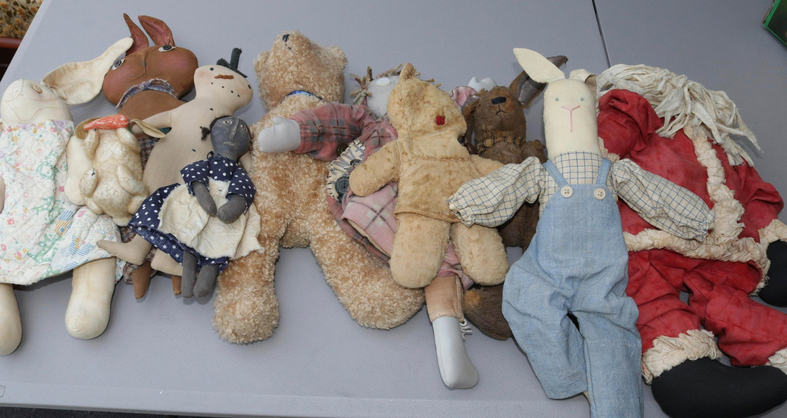 GROUP LOT OF FOLK ART DOLLS AND ANIMALS (1 of 4)