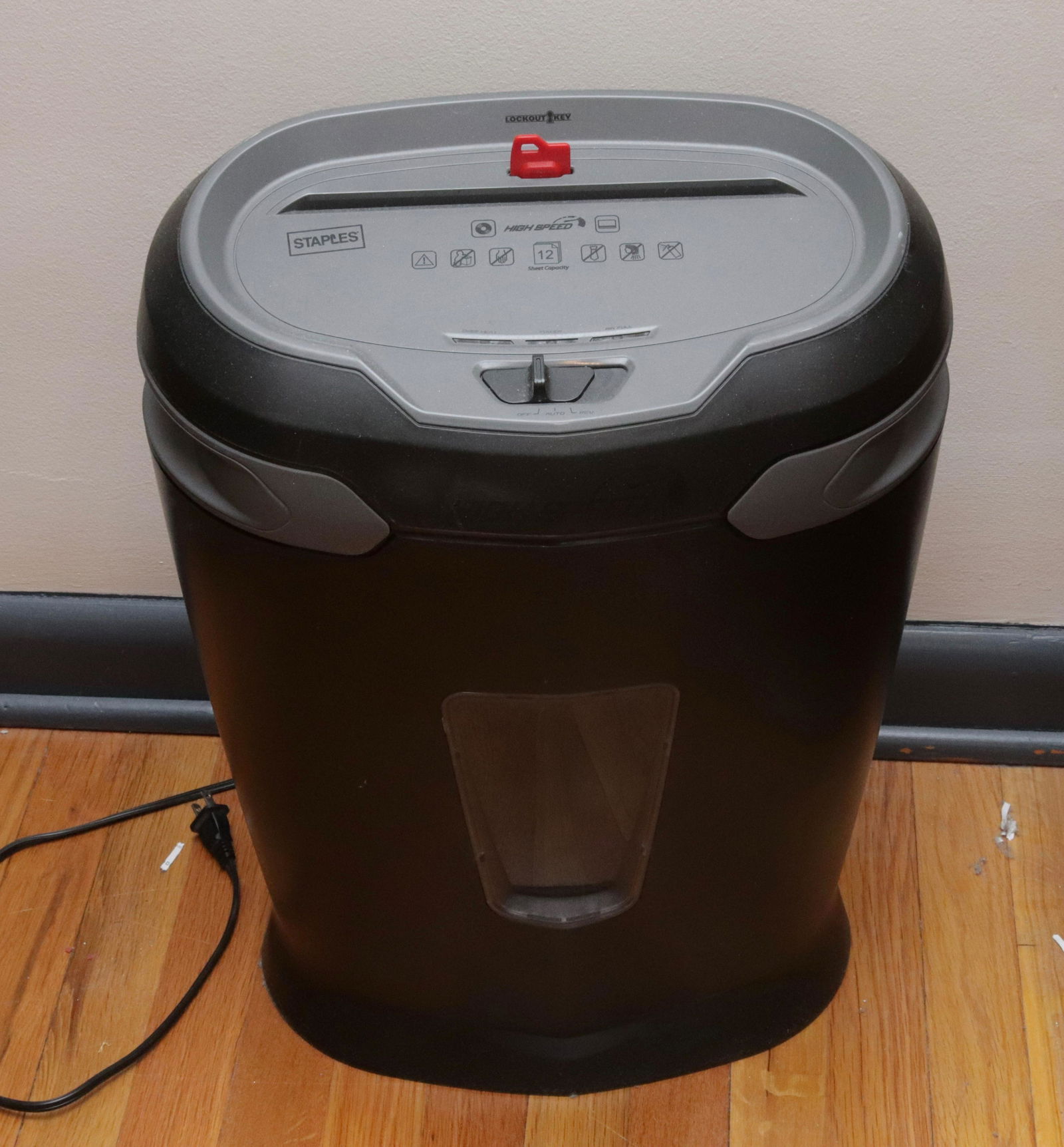 STAPLES PAPER SHREDDER (1 of 1)