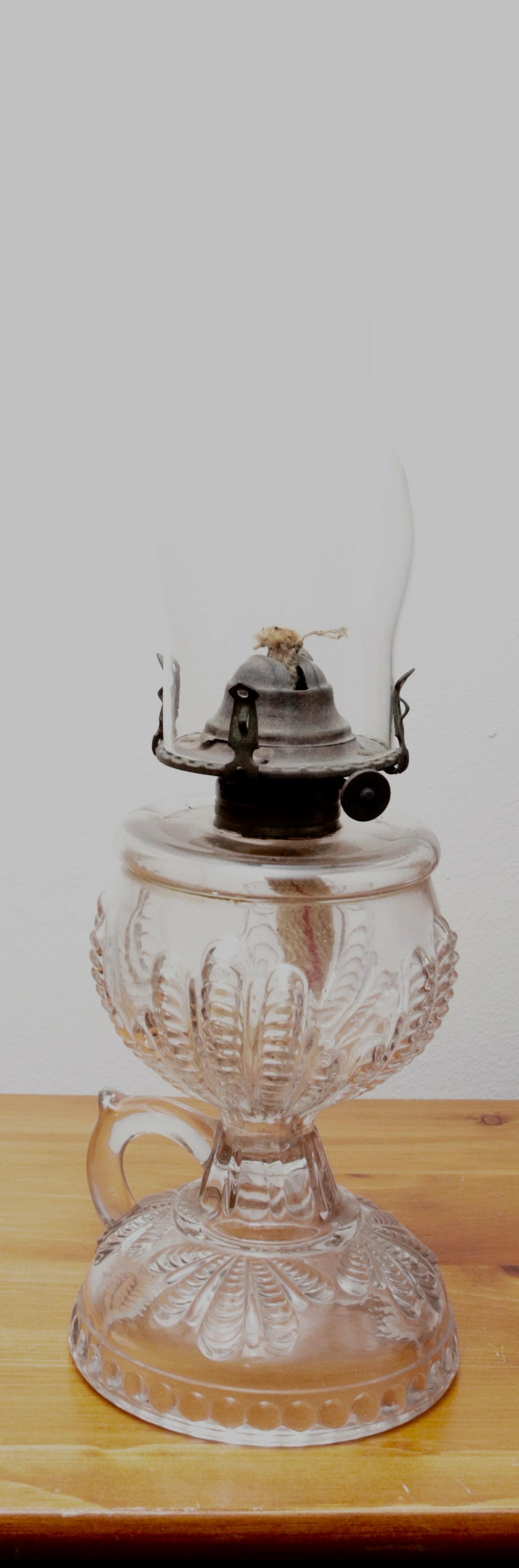 ANTIQUE KEROSENE LAMP (1 of 1)